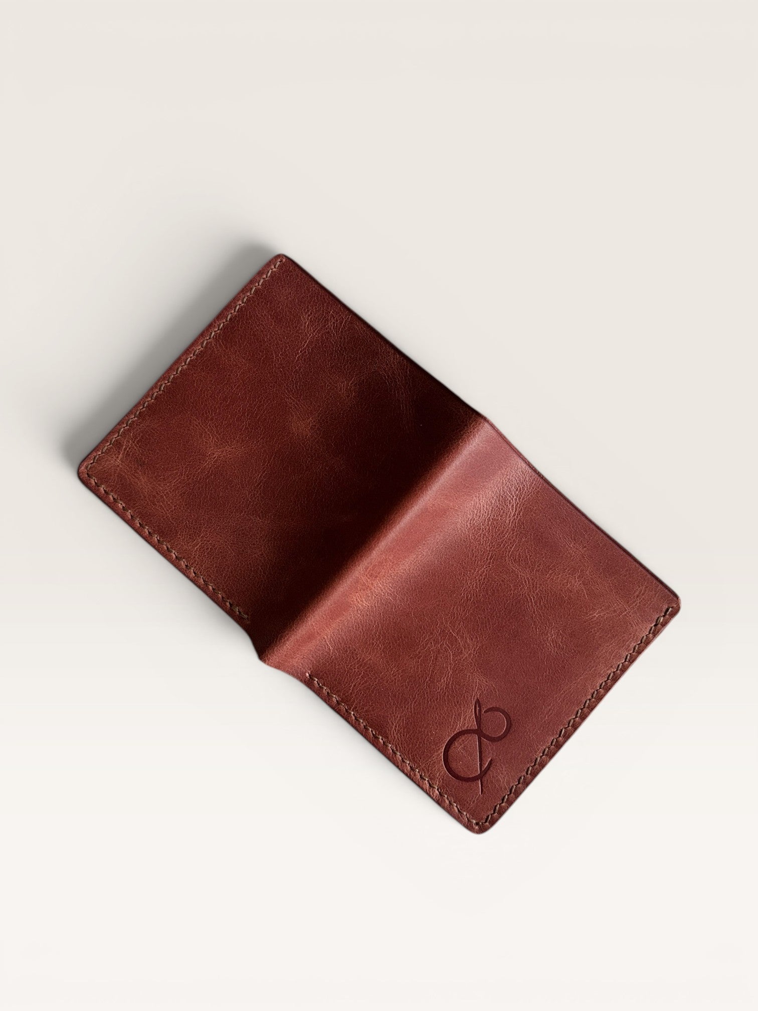Safir Leather Babil hakiki deri cüzdan, kiremit rengi, elde üretilmiş, 10x8.5 cm boyutlarında, kart ve para bölmeli, sade ve şık tasarım.
