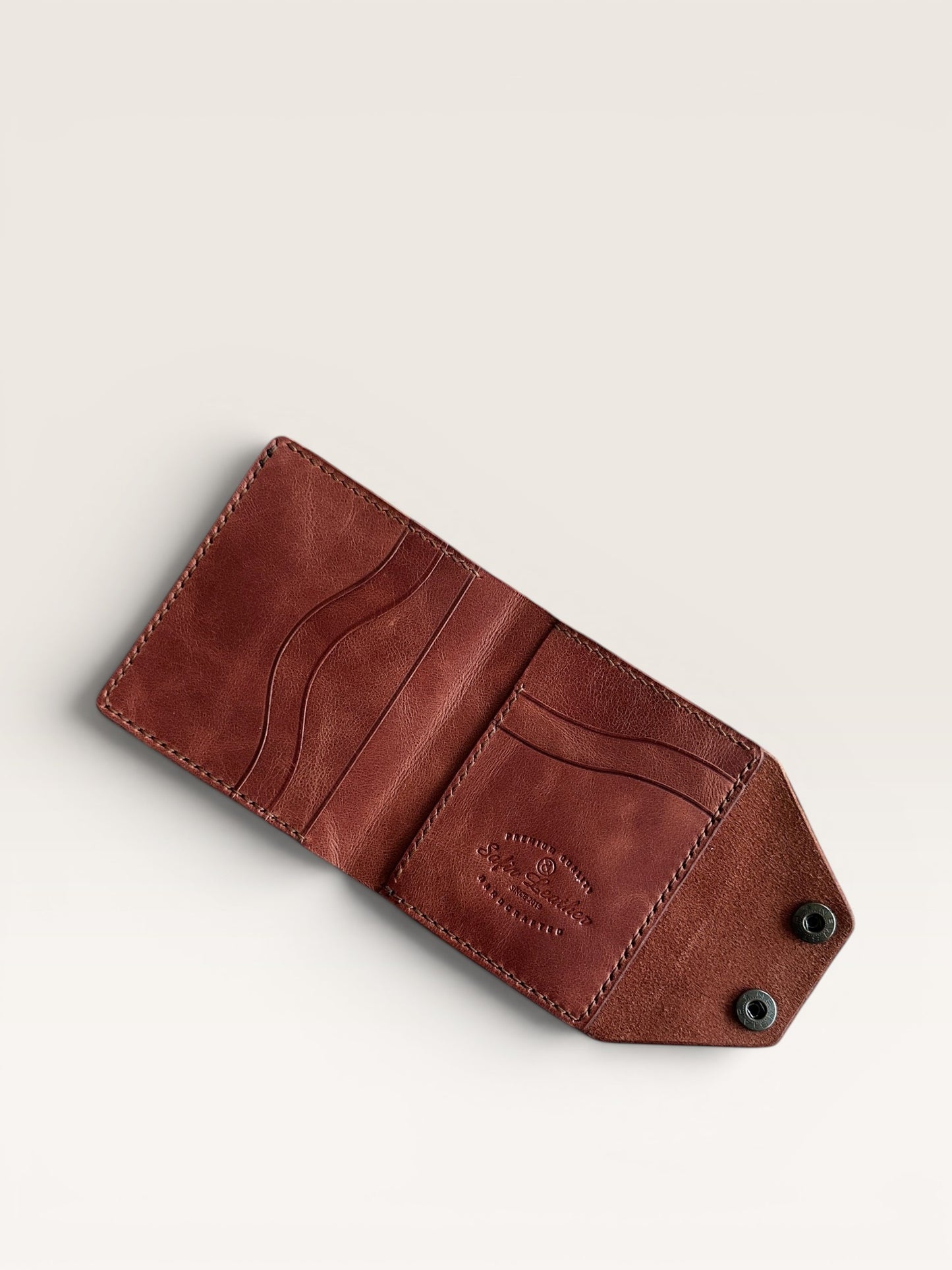 Safir Leather Babil Lock hakiki deri cüzdan, kızıl kahve renginde, 10x9 cm boyutlarında, kart ve para bölmeli, el yapımı, sade ve şık tasarım.