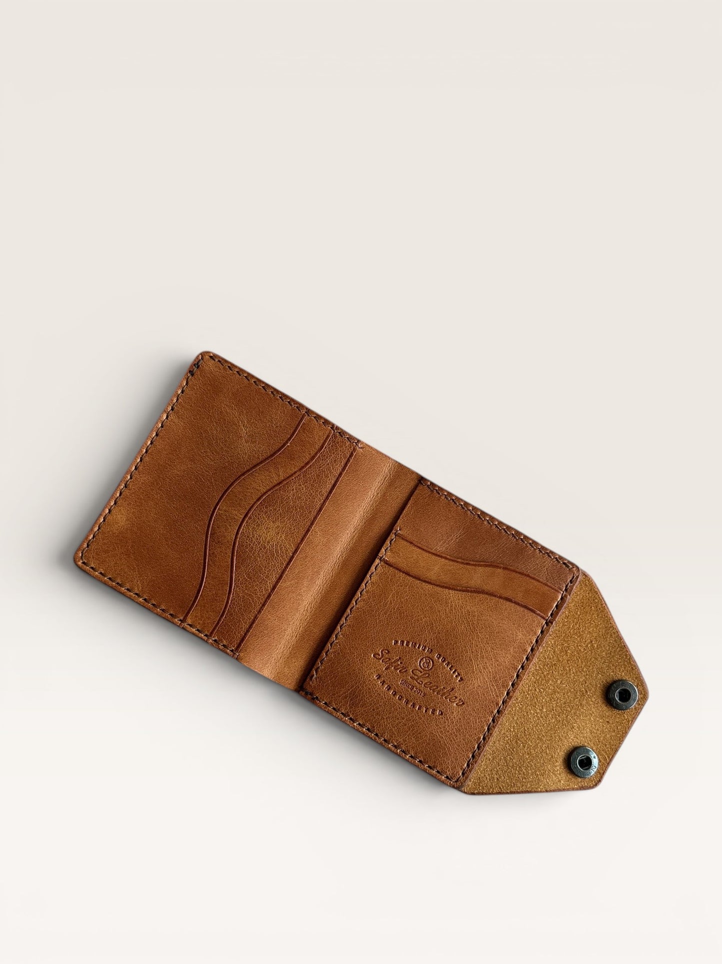 Safir Leather el yapımı taba rengi hakiki deri cüzdan, kart bölmeli ve çıtçıt kapamalı.