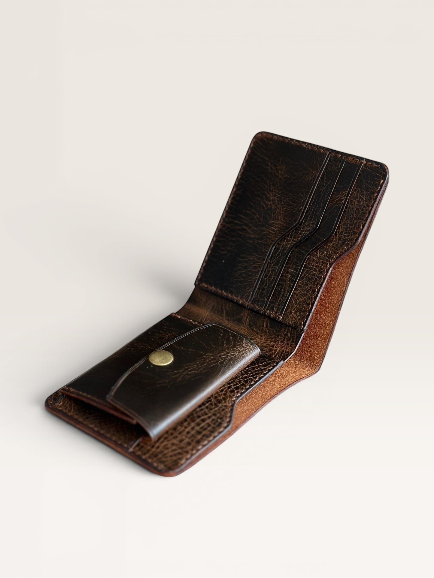 Safir Leather el yapımı, vintage kahverengi, hakiki İtalyan deri erkek cüzdanı. Kartlık, bozuk para bölmeli ve 11.5*9 cm boyutlarında.