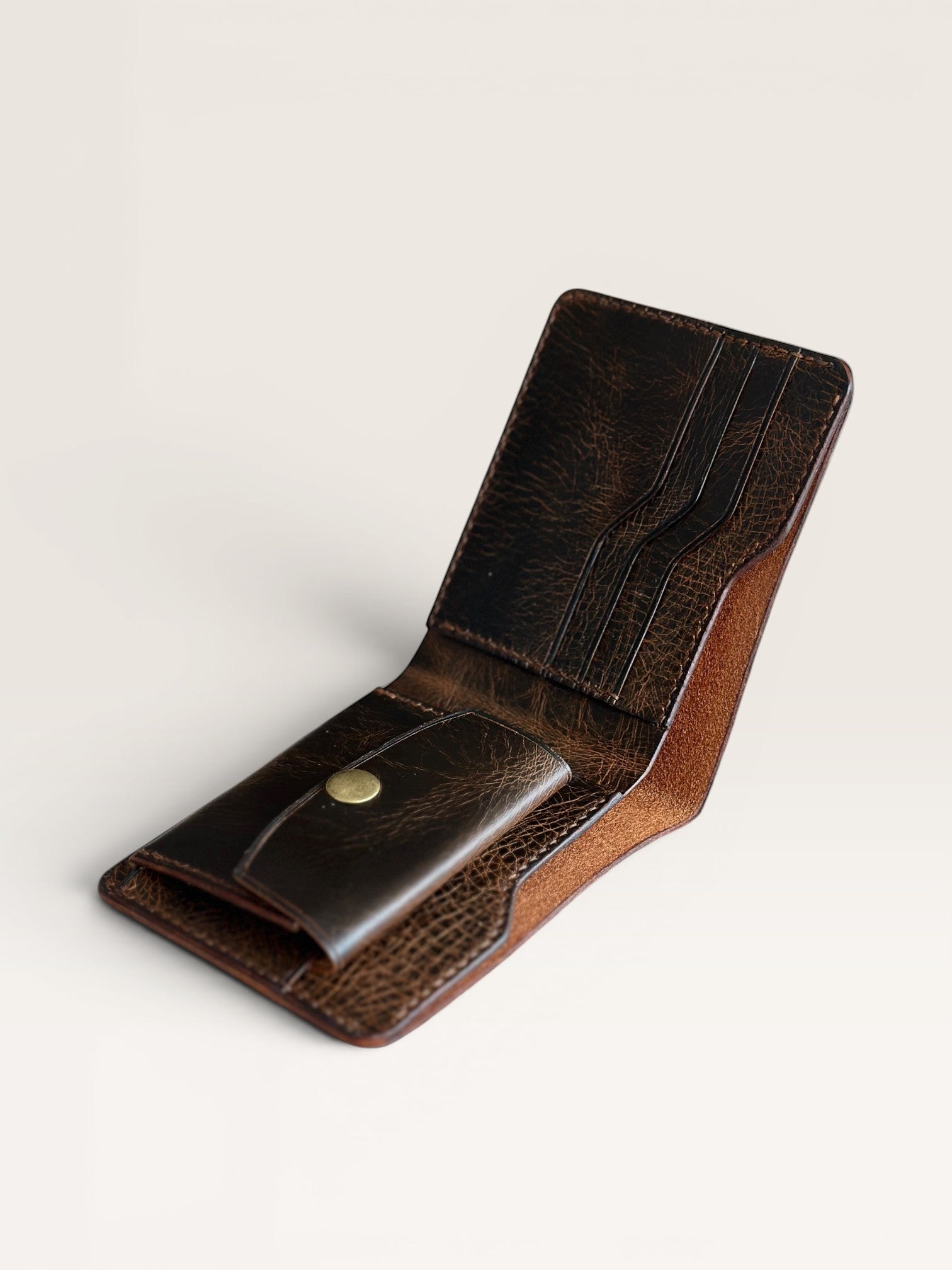 Safir Leather el yapımı, vintage kahverengi, hakiki İtalyan deri erkek cüzdanı. Kartlık, bozuk para bölmeli ve 11.5*9 cm boyutlarında.