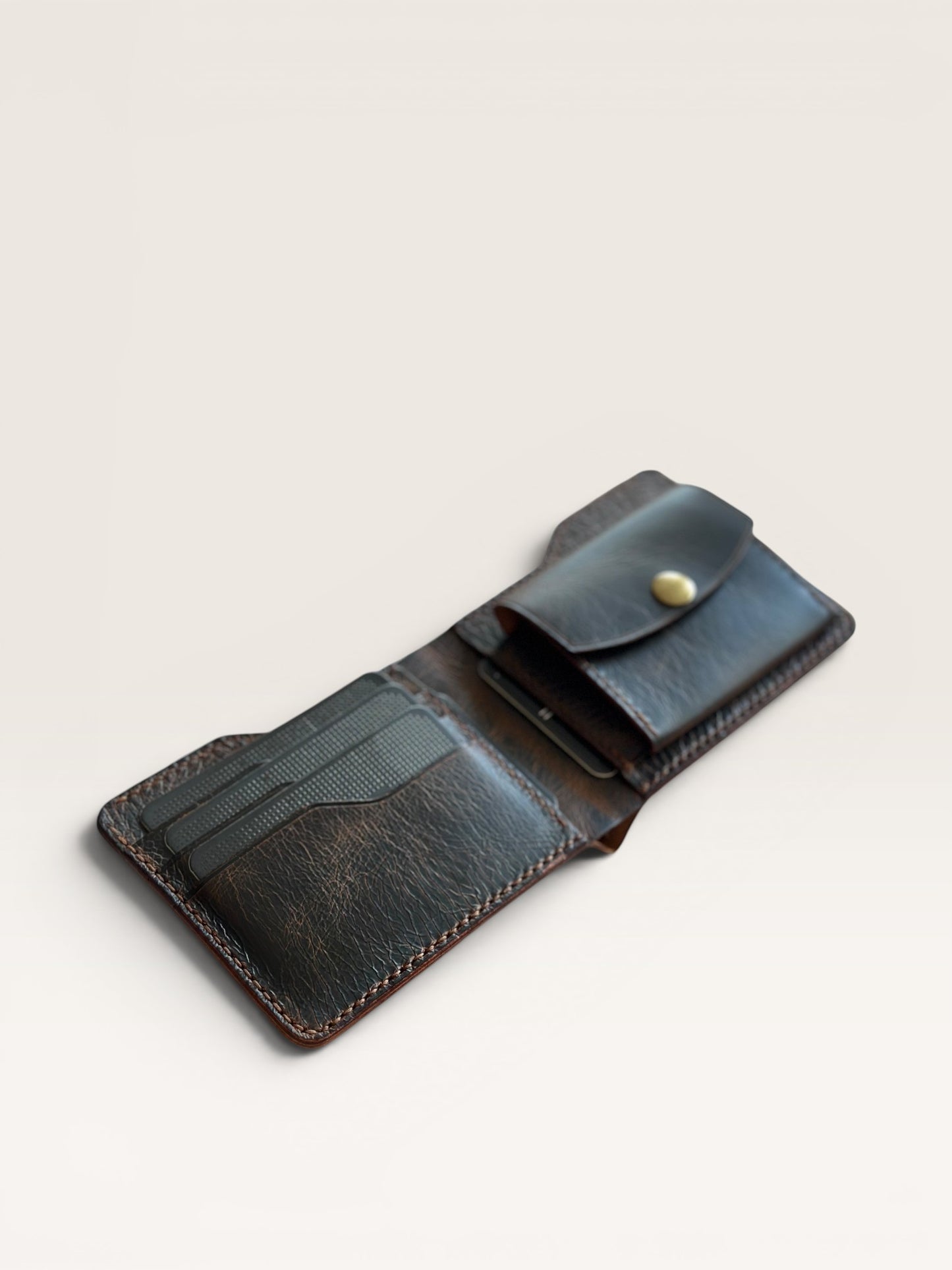 Safir Leather el yapımı, vintage kahverengi, hakiki İtalyan deri erkek cüzdanı. Kartlık, bozuk para cebi ve para bölmesi bulunur.
