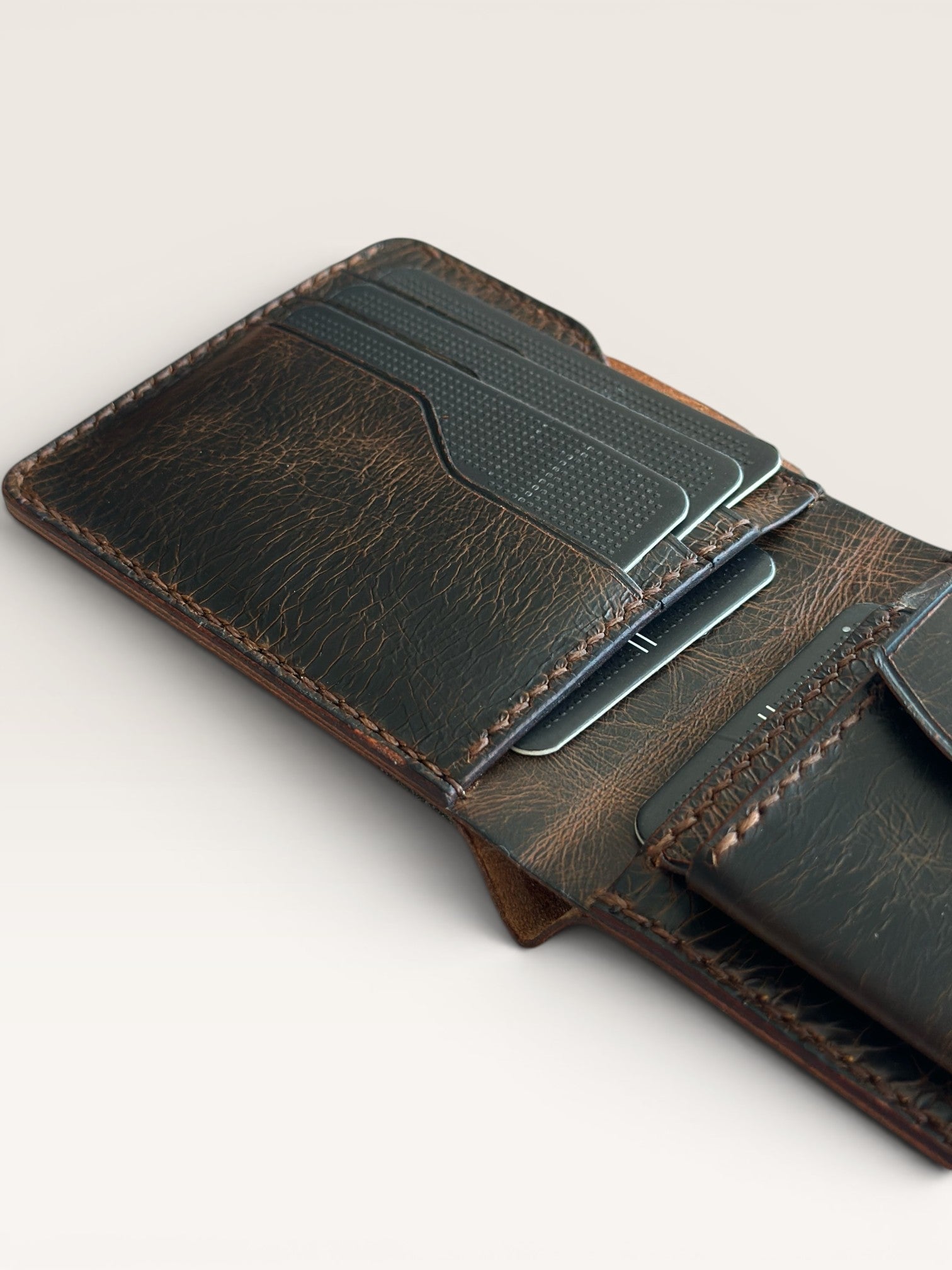Safir Leather el yapımı, vintage kahverengi, hakiki İtalyan deri erkek cüzdanı. Kartlık ve bozuk para bölmeli.