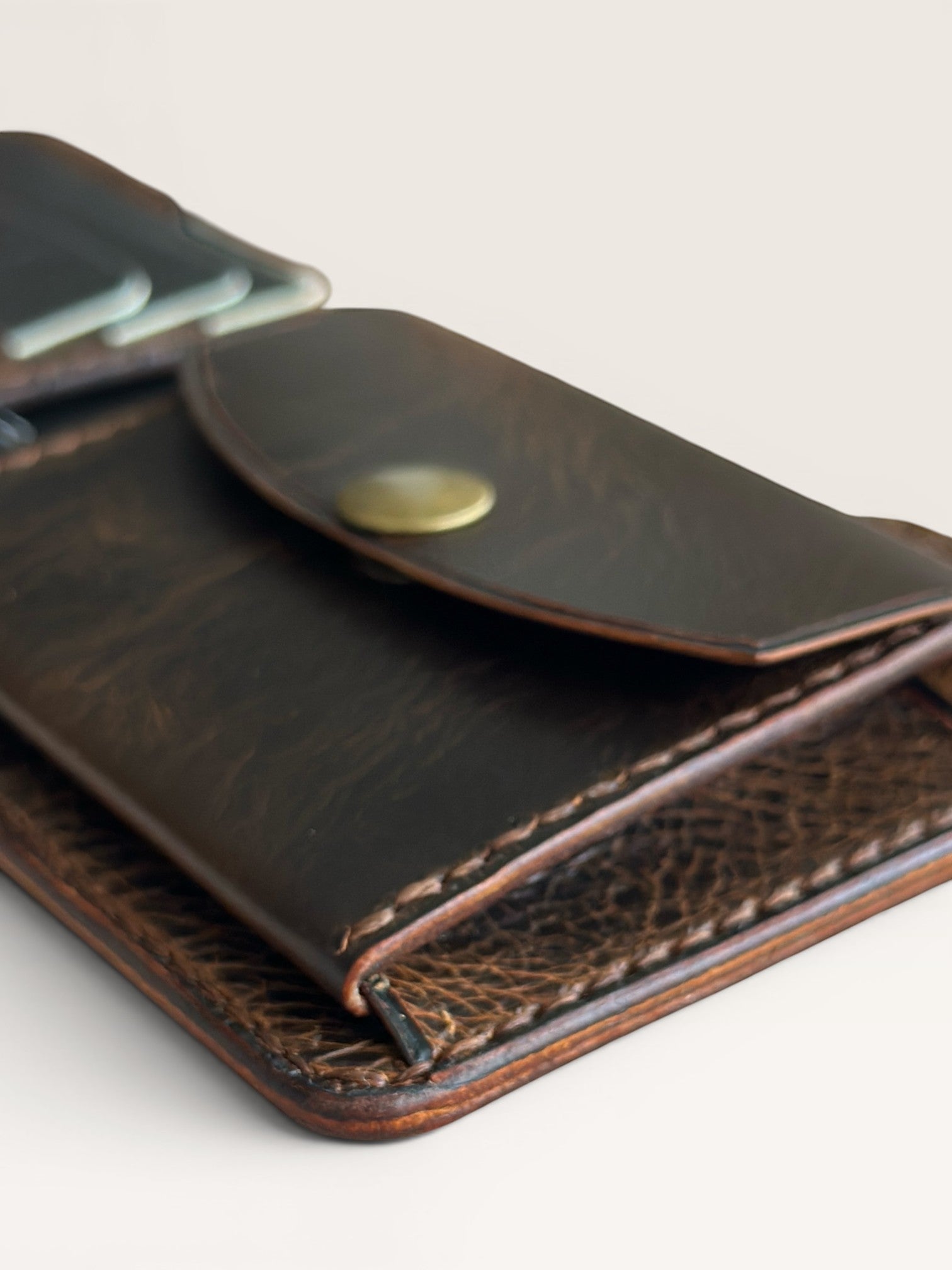 Safir Leather el yapımı, vintage kahverengi, hakiki İtalyan deri erkek cüzdanı. Kartlık ve bozuk para bölmeli.