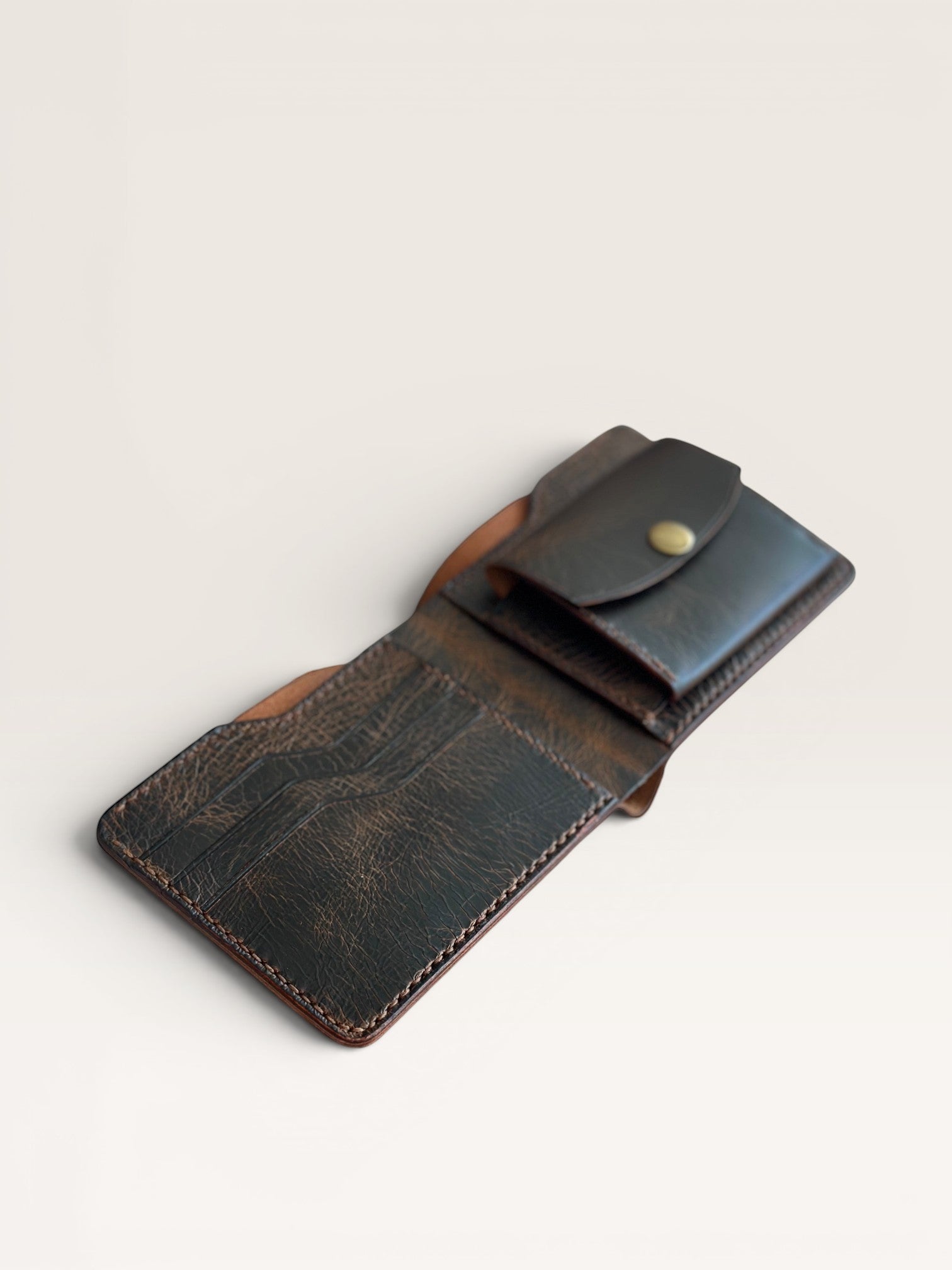 Safir Leather el yapımı, vintage kahverengi, hakiki İtalyan deri erkek cüzdanı. Kartlık ve bozuk para bölmeli.