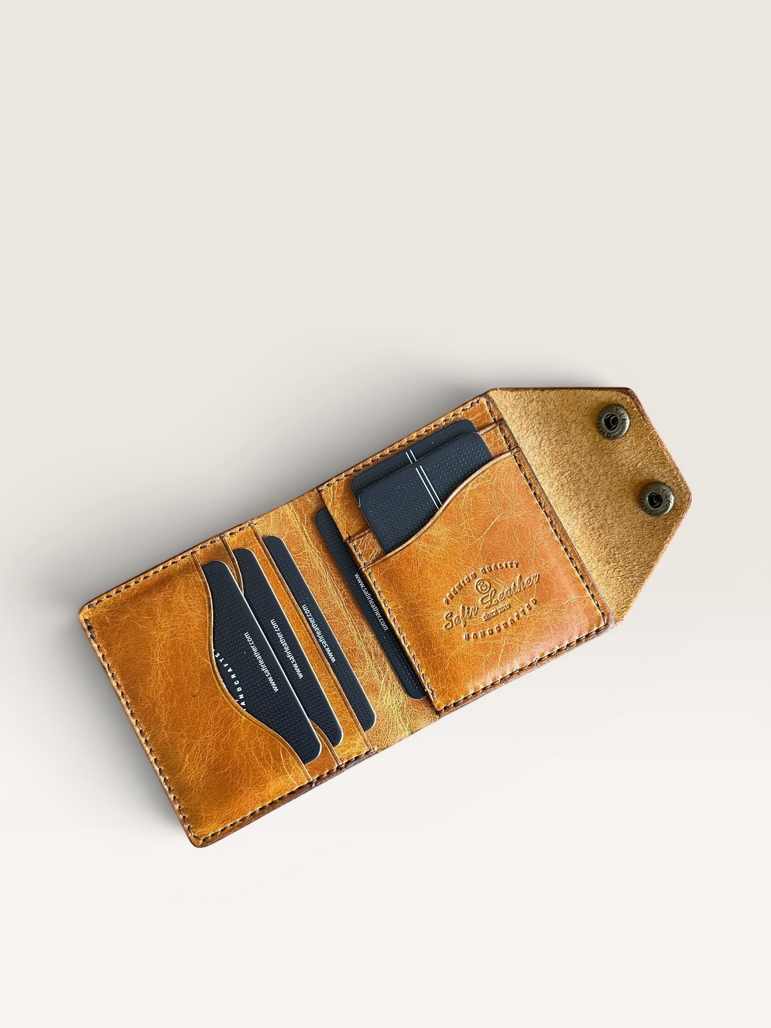 Safir Leather el yapımı, çıtçıtlı, kahverengi hakiki İtalyan deri kartlık cüzdan. 10-12 kart kapasiteli.