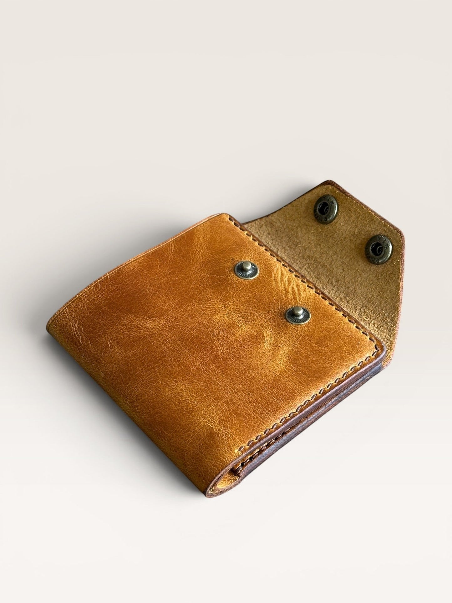 Safir Leather el yapımı, çıtçıtlı, kahverengi hakiki İtalyan deri kartlık cüzdan.