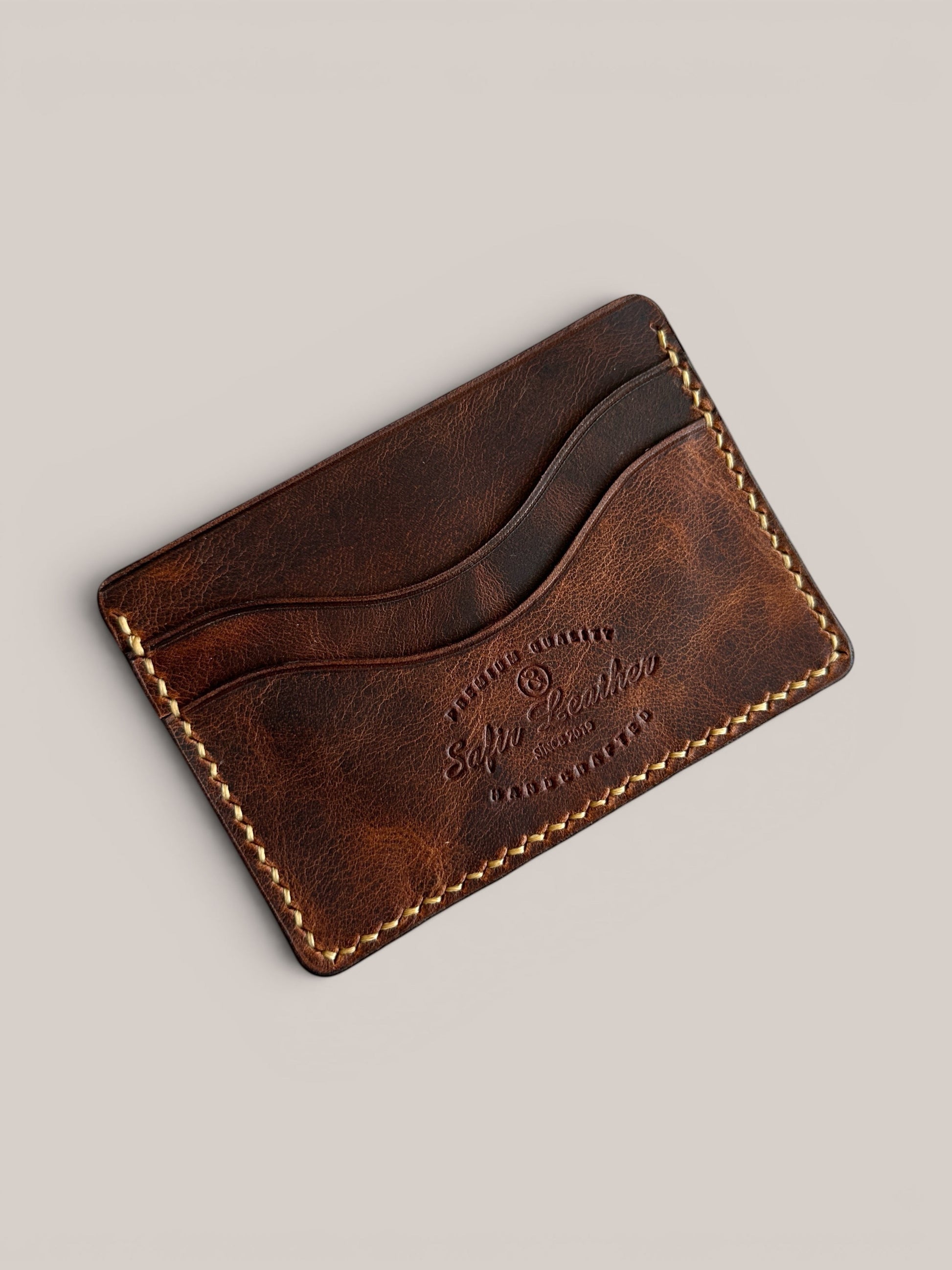 Safir Leather el yapımı taba rengi hakiki deri kartlık, 5 bölmeli, minimalist ve şık tasarım.