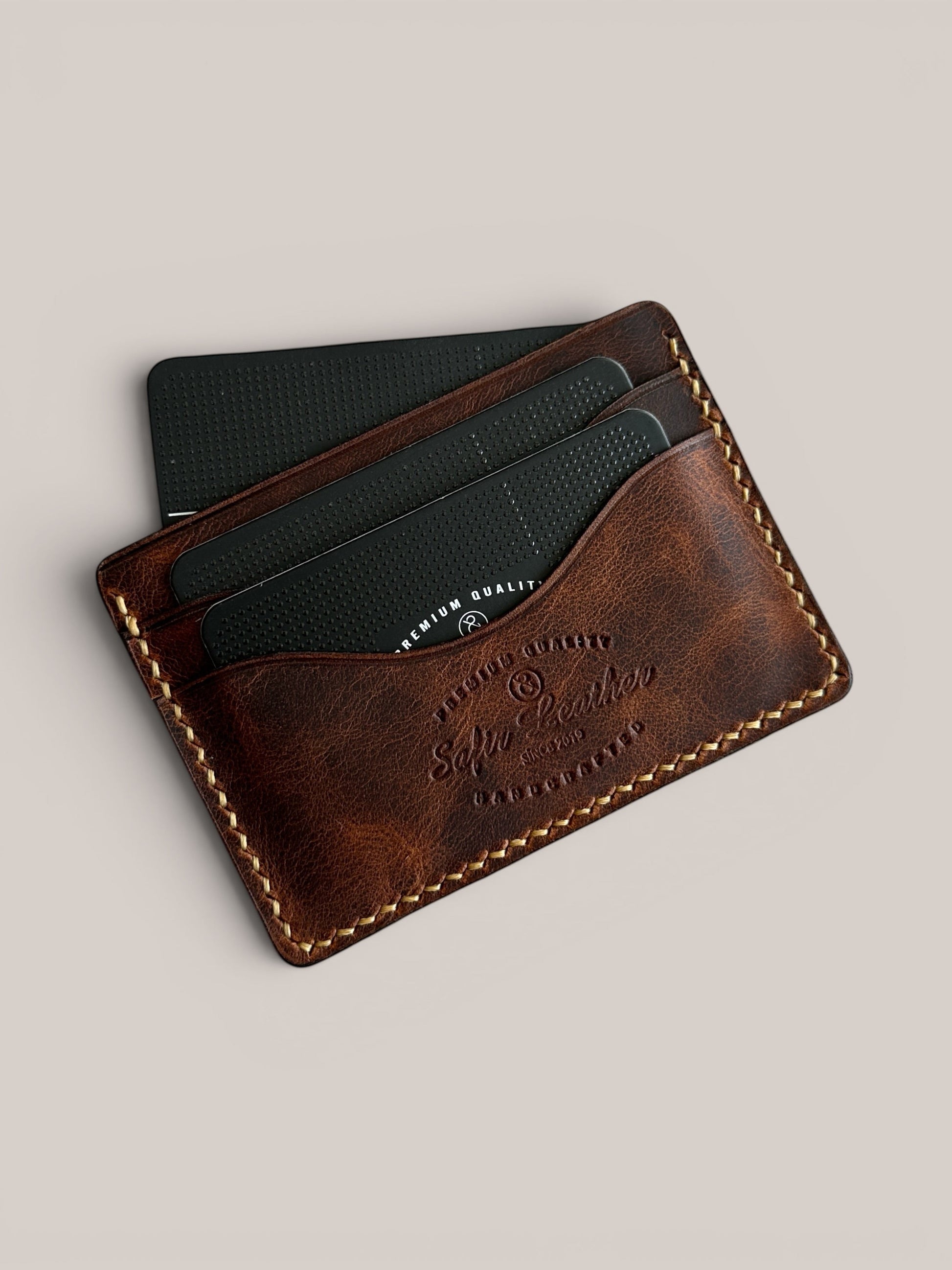 Safir Leather el yapımı taba rengi hakiki deri kartlık, 5 bölmeli, minimal ve şık tasarım.