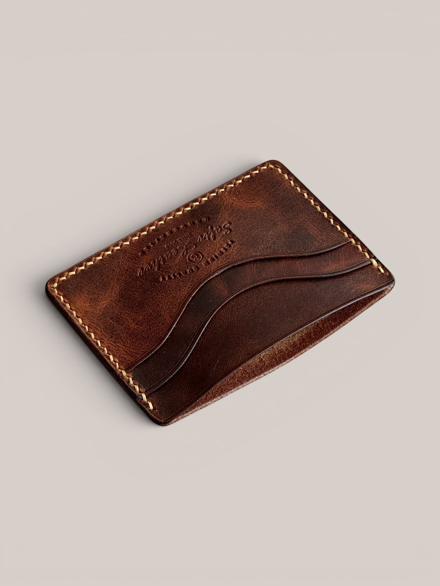 Safir Leather el yapımı taba rengi hakiki deri kartlık, 5 bölmeli, minimalist ve şık tasarım.