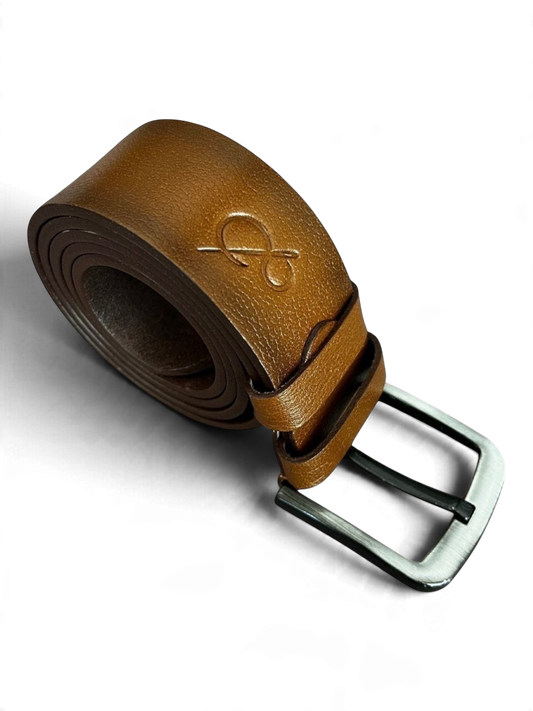 Safir Leather, kahverengi, hakiki deri, 4mm kalınlığında, tek parça, tokalı erkek kemeri. Üzerinde kabartma logo detayı.