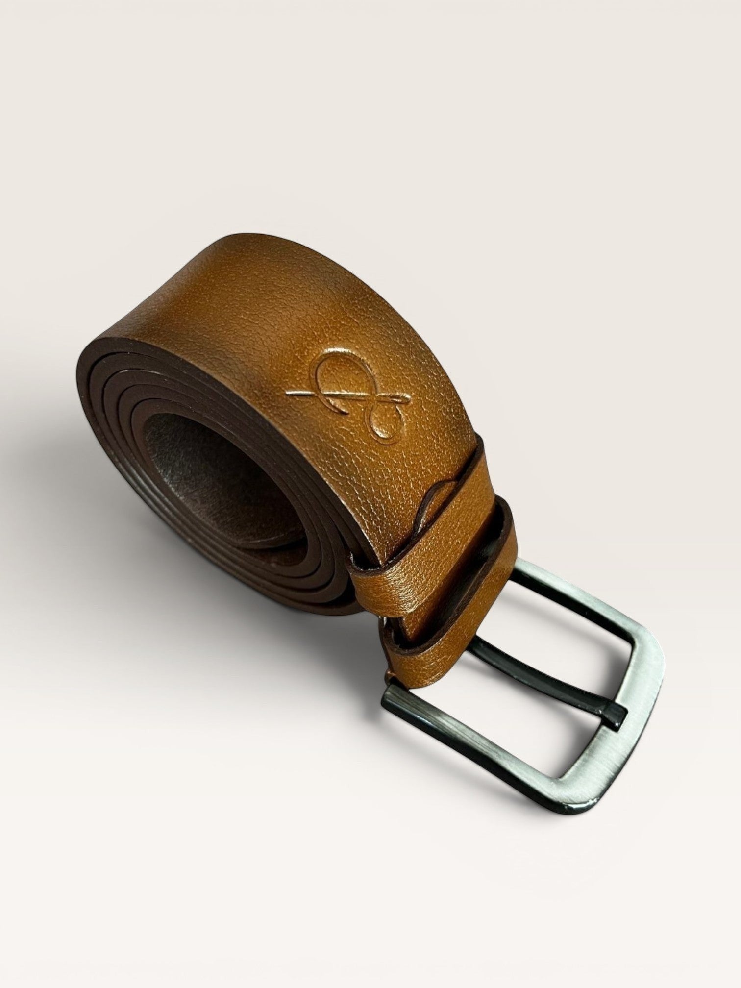 Safir Leather, kahverengi, hakiki deri, 4mm kalınlığında, tek parça, tokalı erkek kemeri. Üzerinde kabartma logo detayı.
