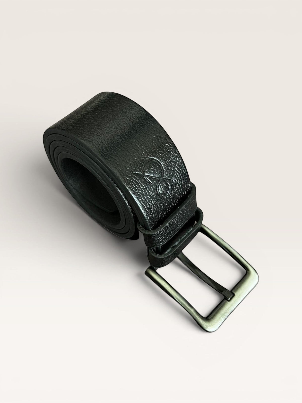 Safir Leather, yumuşak dokulu, 4mm kalınlığında, tek parça, hakiki deri siyah kemer.