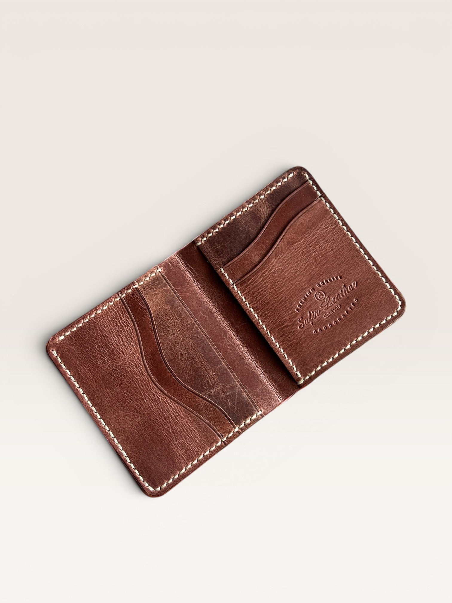 Safir Leather özel renk İtalyan deri cüzdan, elde dikilmiş, 10x8.5 cm boyutlarında, 6-12 kart kapasiteli, unisex.