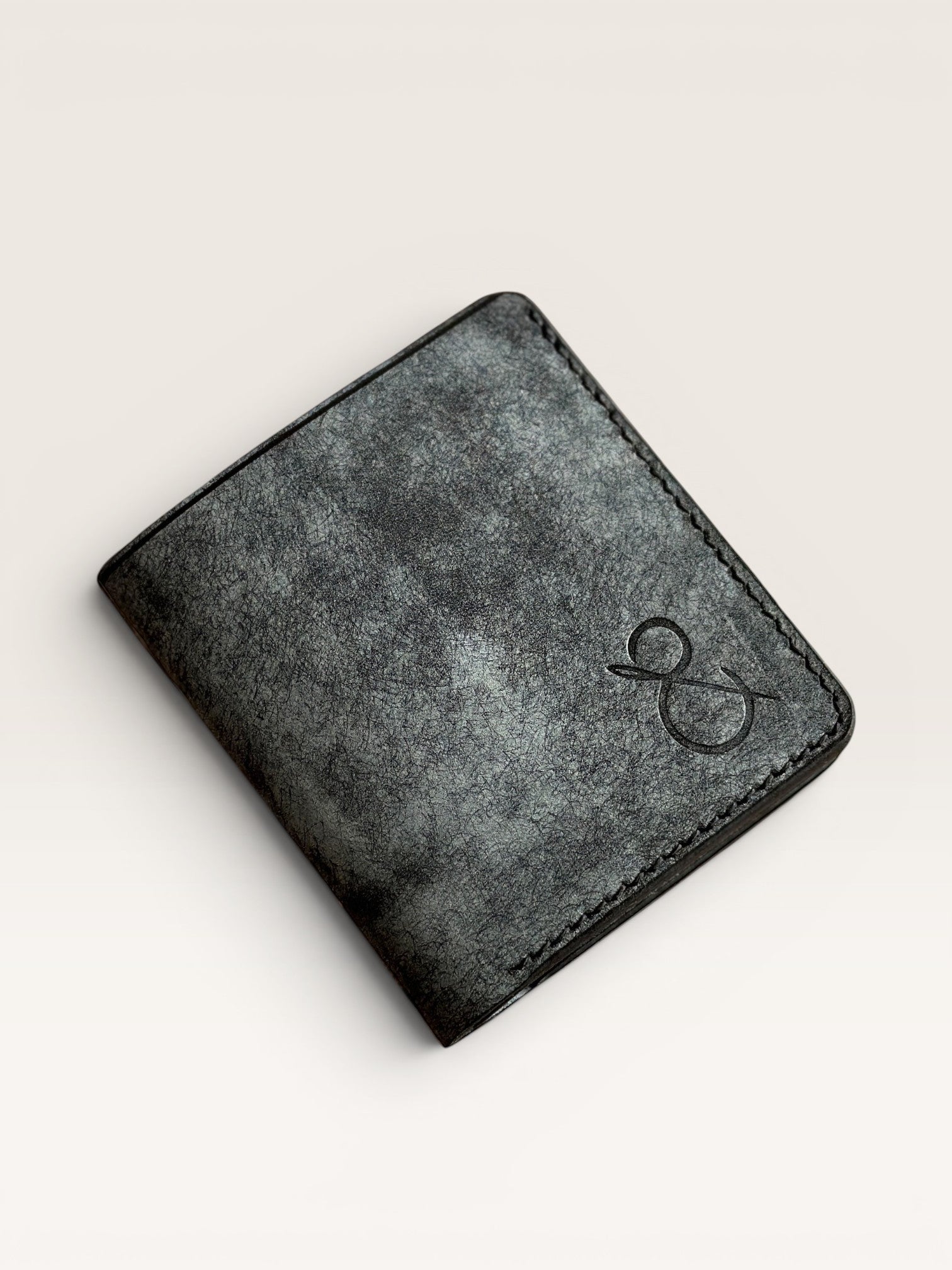 Safir Leather el yapımı, gri-siyah İtalyan derisi, minimalist cüzdan. Kart ve nakit için pratik.