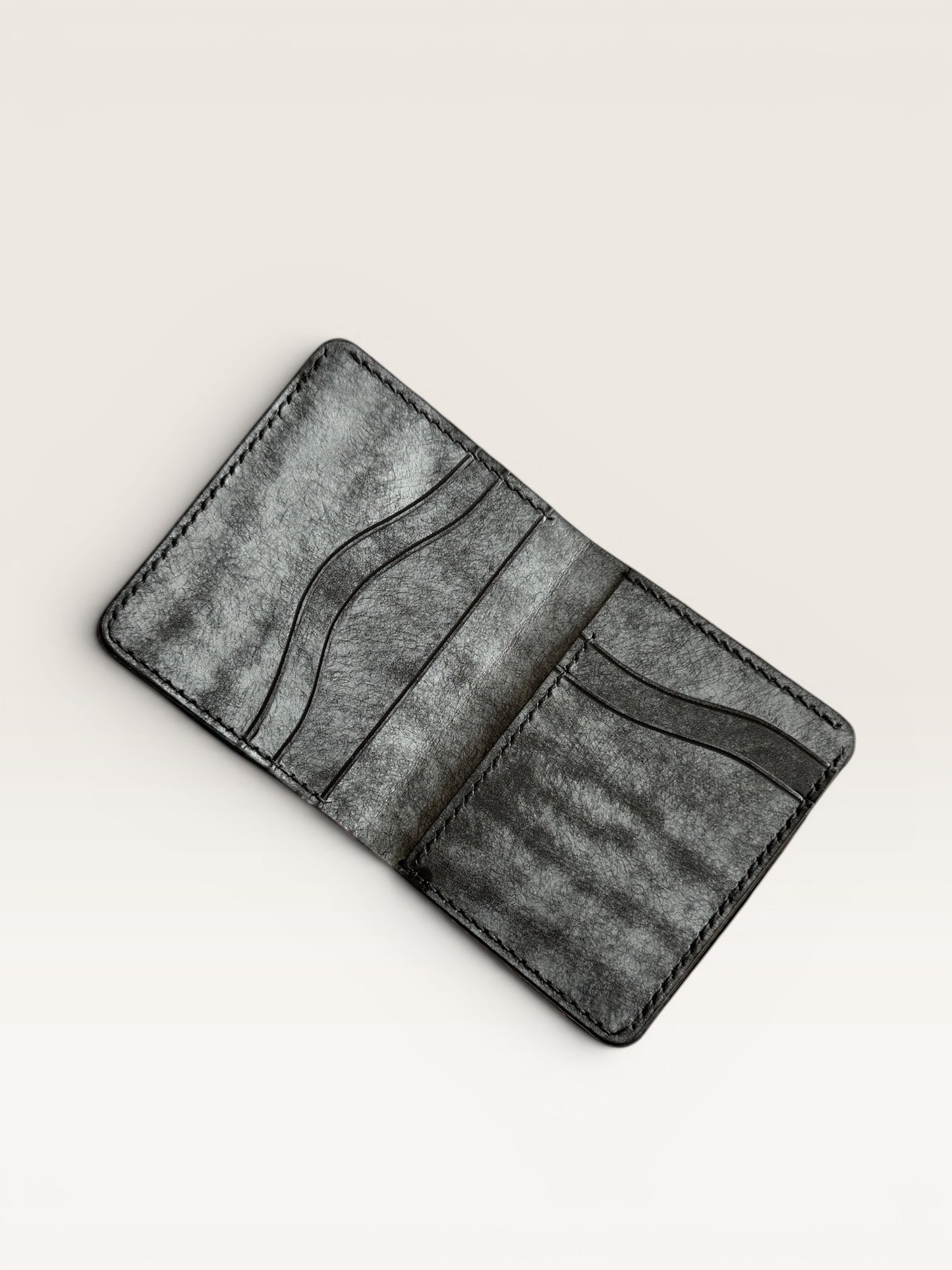 Safir Leather el yapımı gri siyah İtalyan deri cüzdan, ince işçilikli ve zarif tasarım.