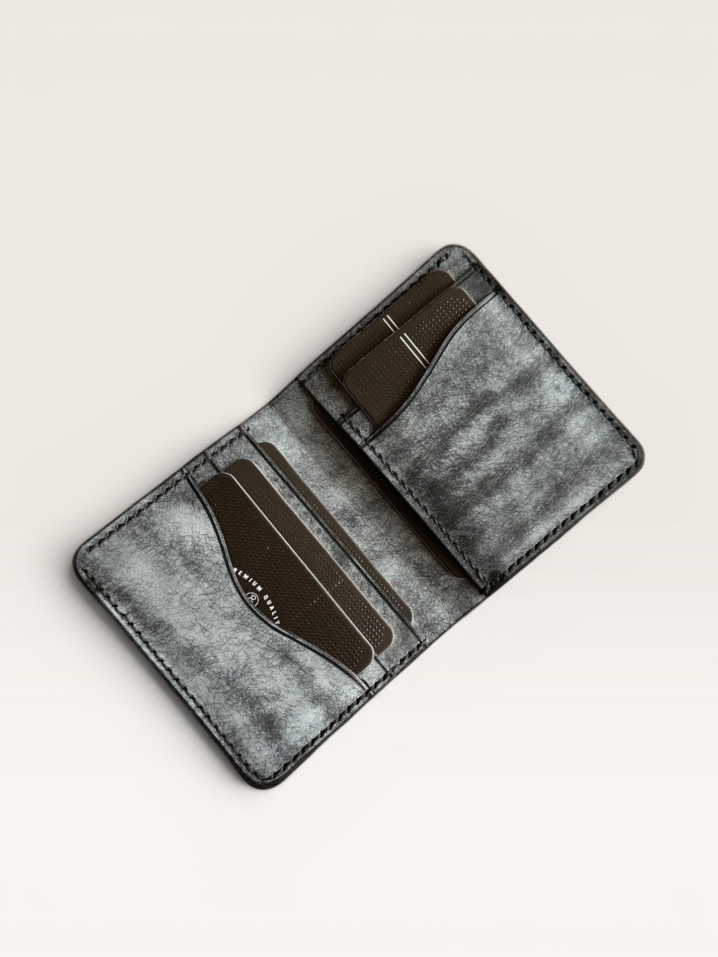 Safir Leather el yapımı gri siyah İtalyan deri cüzdan, ince işçilikli, kart bölmeli ve zarif tasarım.