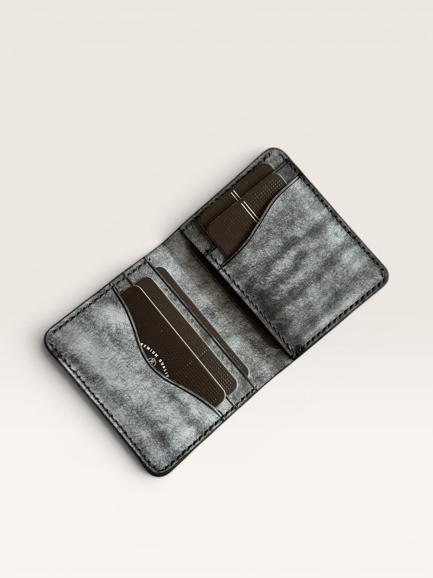 Safir Leather el yapımı gri siyah İtalyan deri cüzdan, ince işçilikli, kart bölmeli ve zarif tasarım.