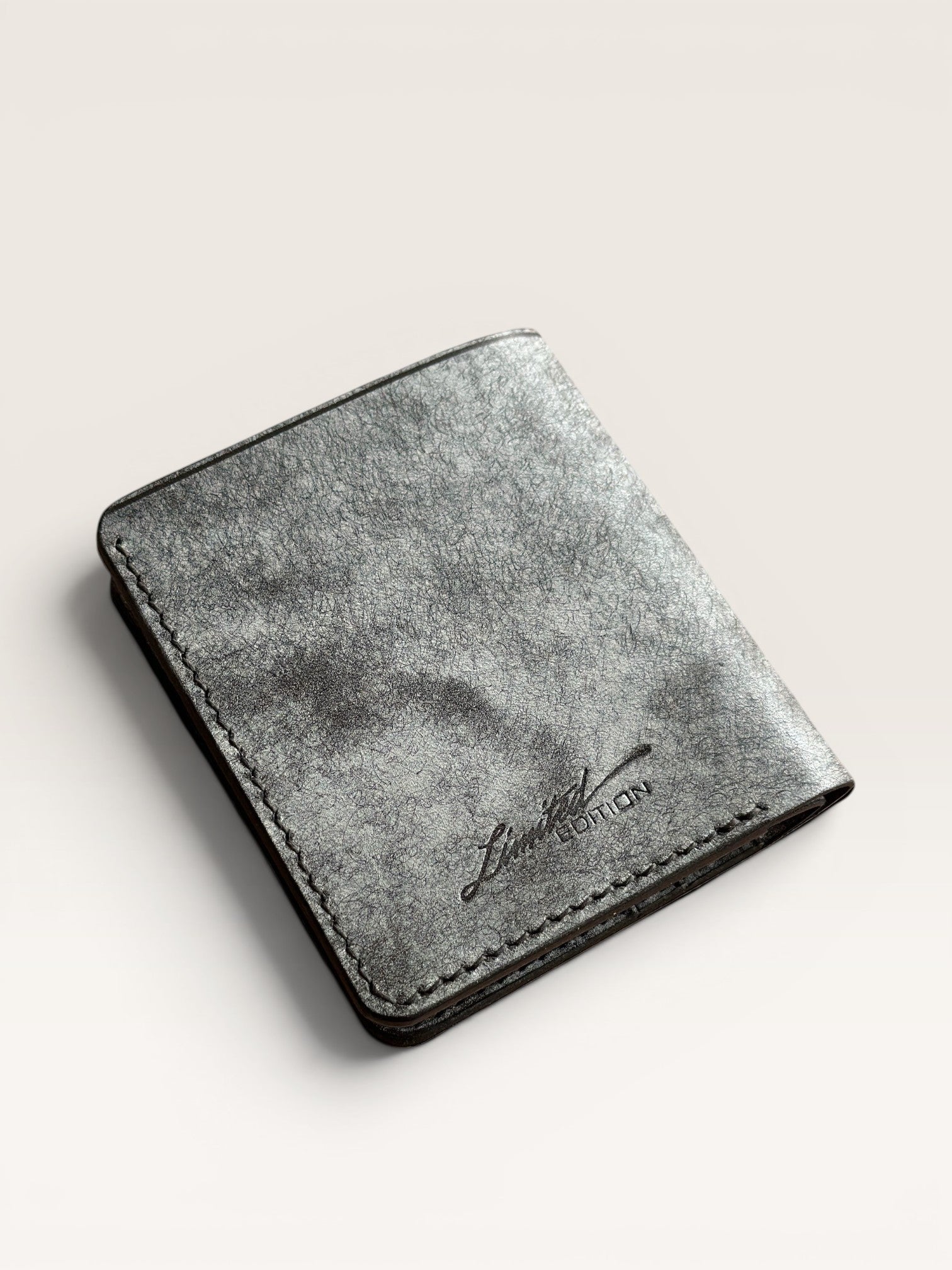 Safir Leather el yapımı gri siyah İtalyan deri cüzdan, zarif ve dayanıklı, ince işçilikli.