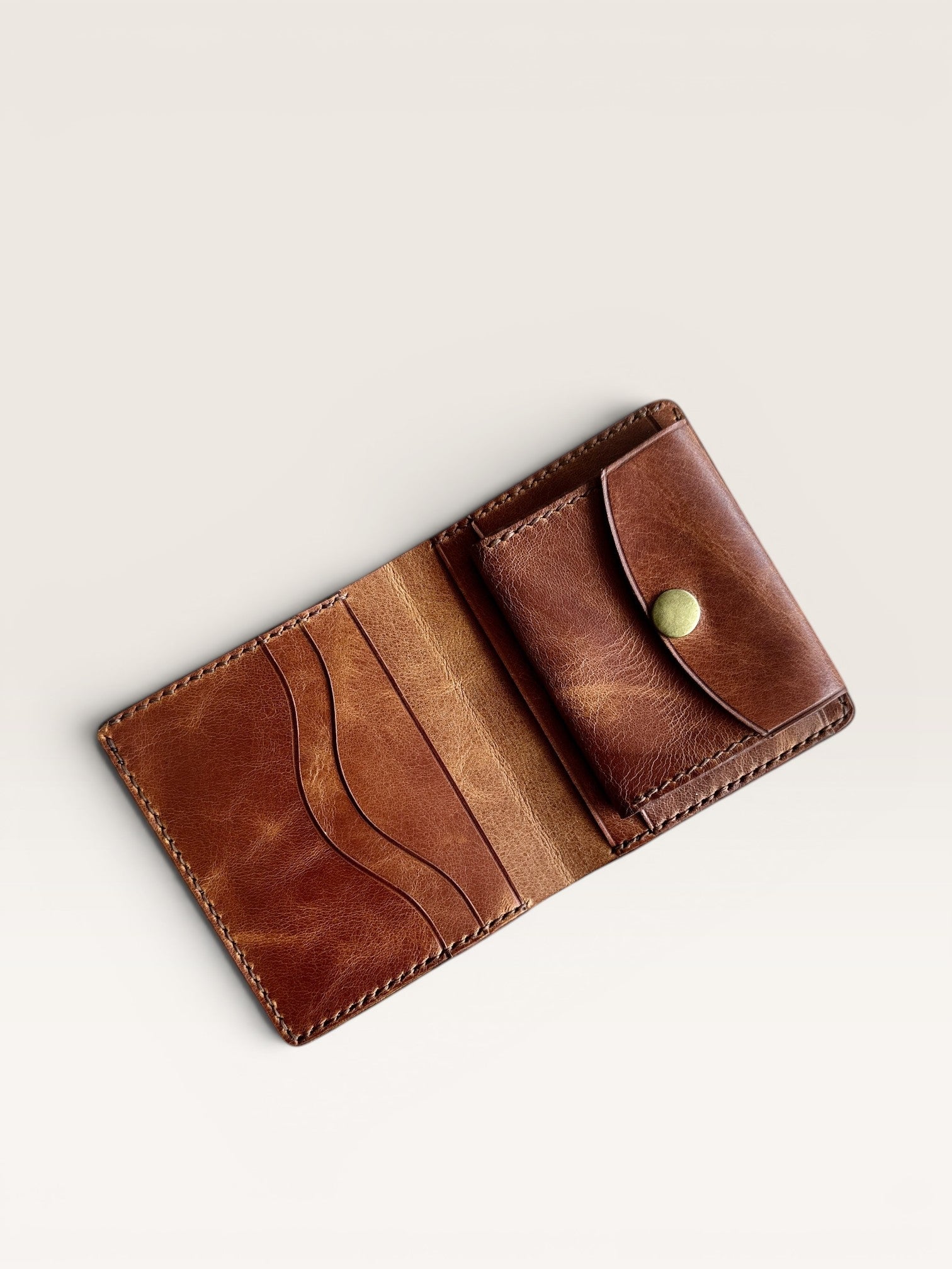 Safir Leather el yapımı kahve rengi İtalyan deri cüzdan, bozuk para gözlü ve kart bölmeli, doğal taba rengi.