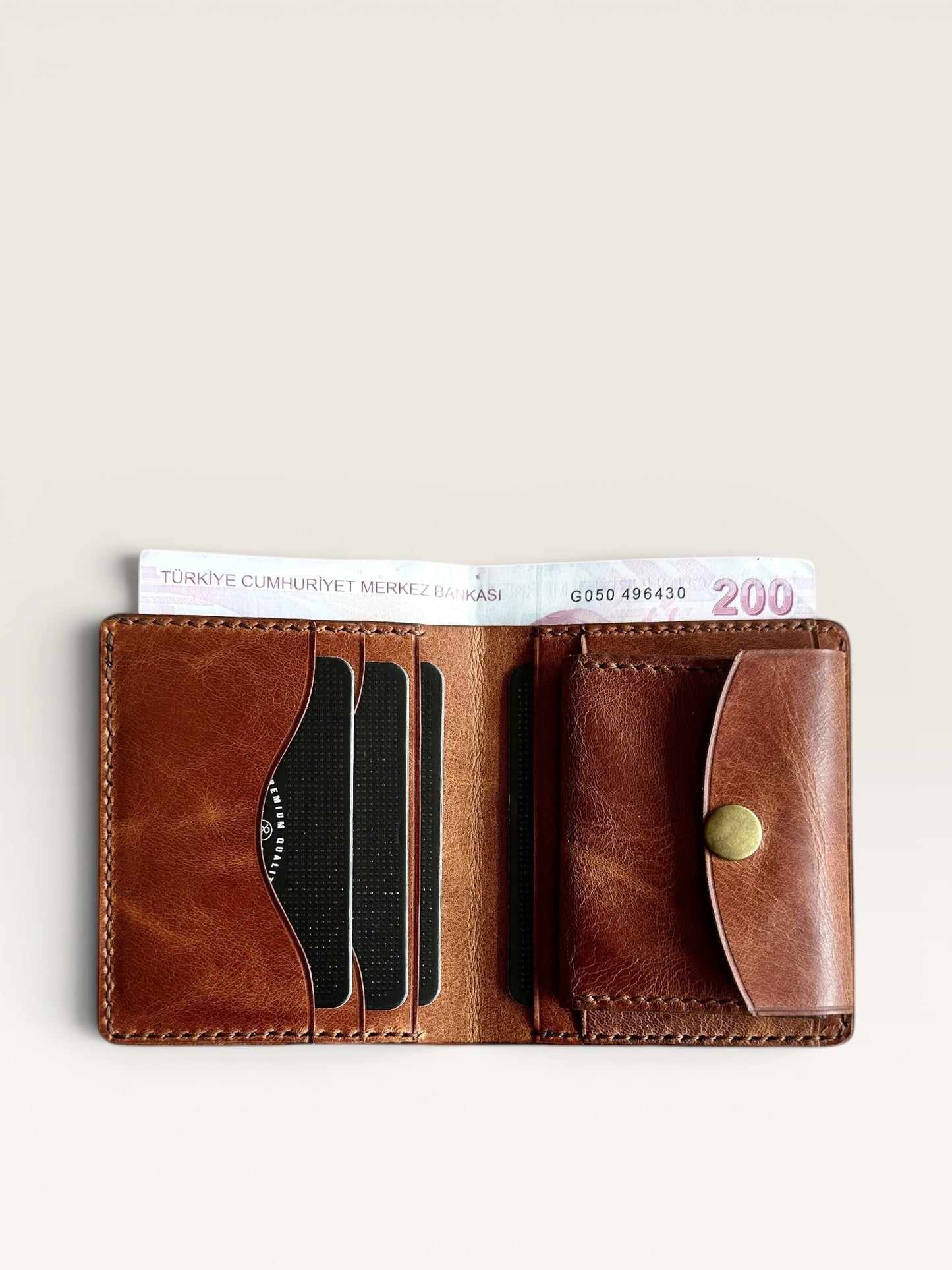 Safir Leather el yapımı kahve rengi İtalyan deri cüzdan, kart bölmeleri ve çıtçıtlı kapaklı.