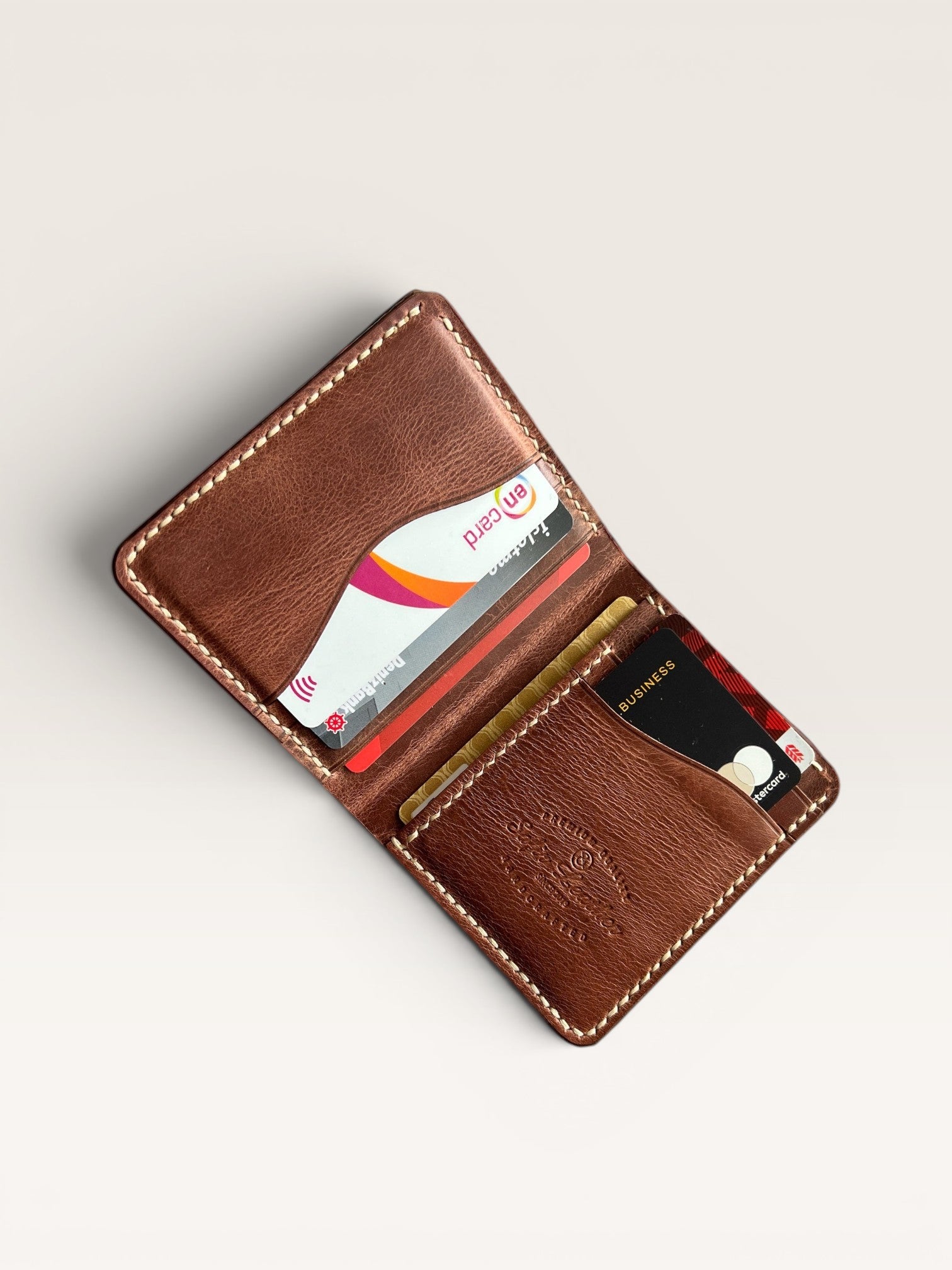 Safir Leather özel renk İtalyan deri cüzdan, elde dikilmiş, 10x8.5 cm boyutlarında, 6-12 kart kapasiteli, unisex.