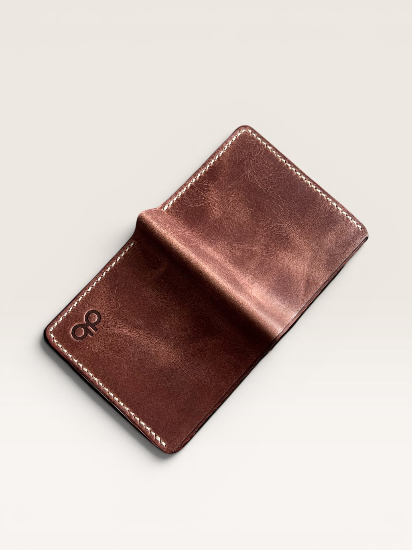 Safir Leather özel renk İtalyan deri cüzdan, el yapımı, kahverengi, dikiş detaylı, minimal tasarım.