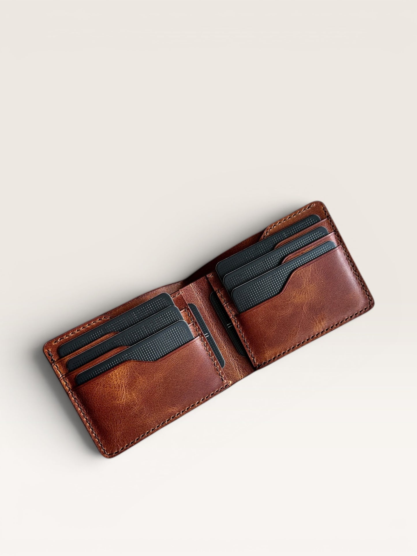 Safir Leather İtalyan deri cüzdan, 8 kart bölmeli, nakit para bölmesi, kahverengi ve siyah renklerde.