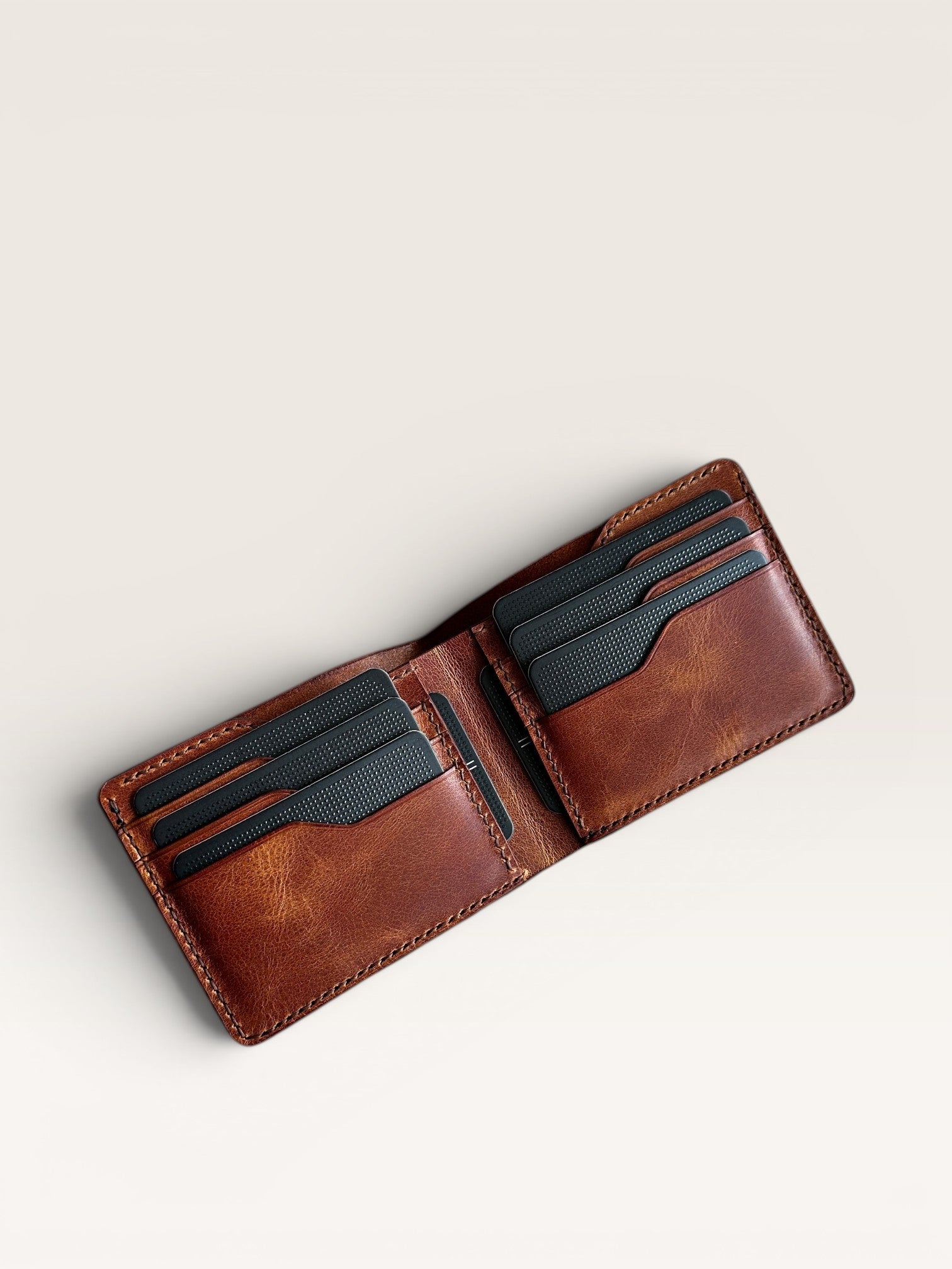 Safir Leather İtalyan deri cüzdan, 8 kart bölmeli, nakit para bölmesi, kahverengi ve siyah renklerde.