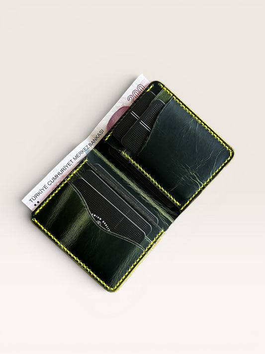 Safir Leather el yapımı, limon sarısı dikişli, koyu yeşil İtalyan deri cüzdan. Kart ve nakit bölmeli.
