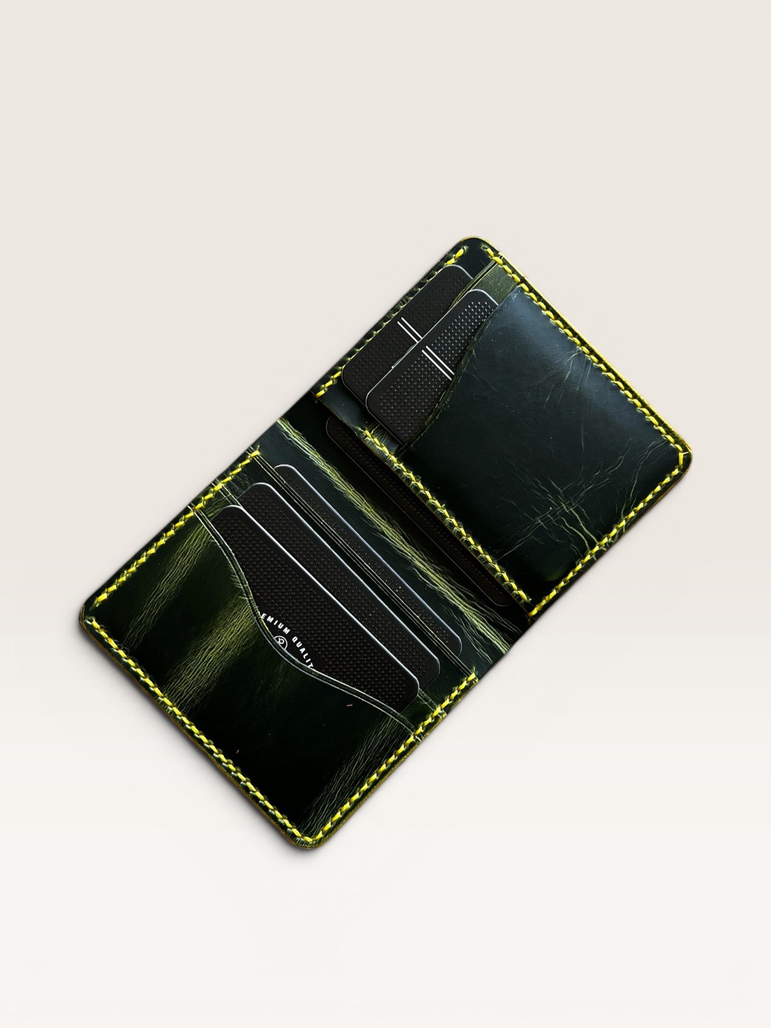 Safir Leather el yapımı, limon sarısı dikişli, koyu yeşil İtalyan deri cüzdan. Kart bölmeli ve şık tasarımlı.