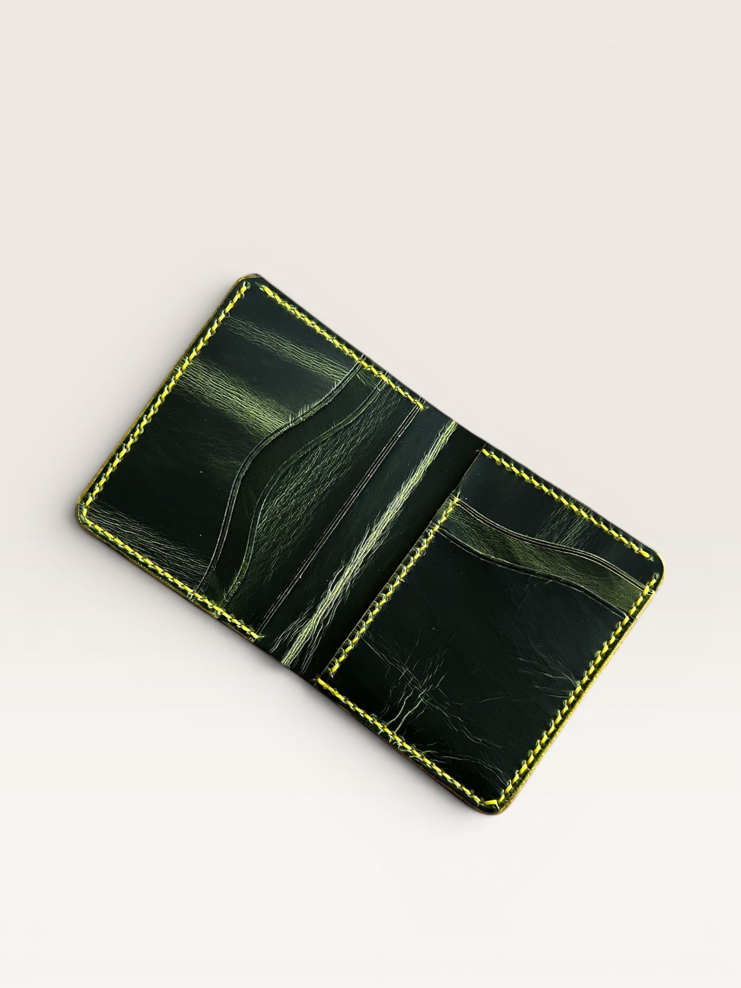 Safir Leather el yapımı, limon sarısı efektli, İtalyan derisi, minimalist cüzdan. Kart ve nakit için pratik.