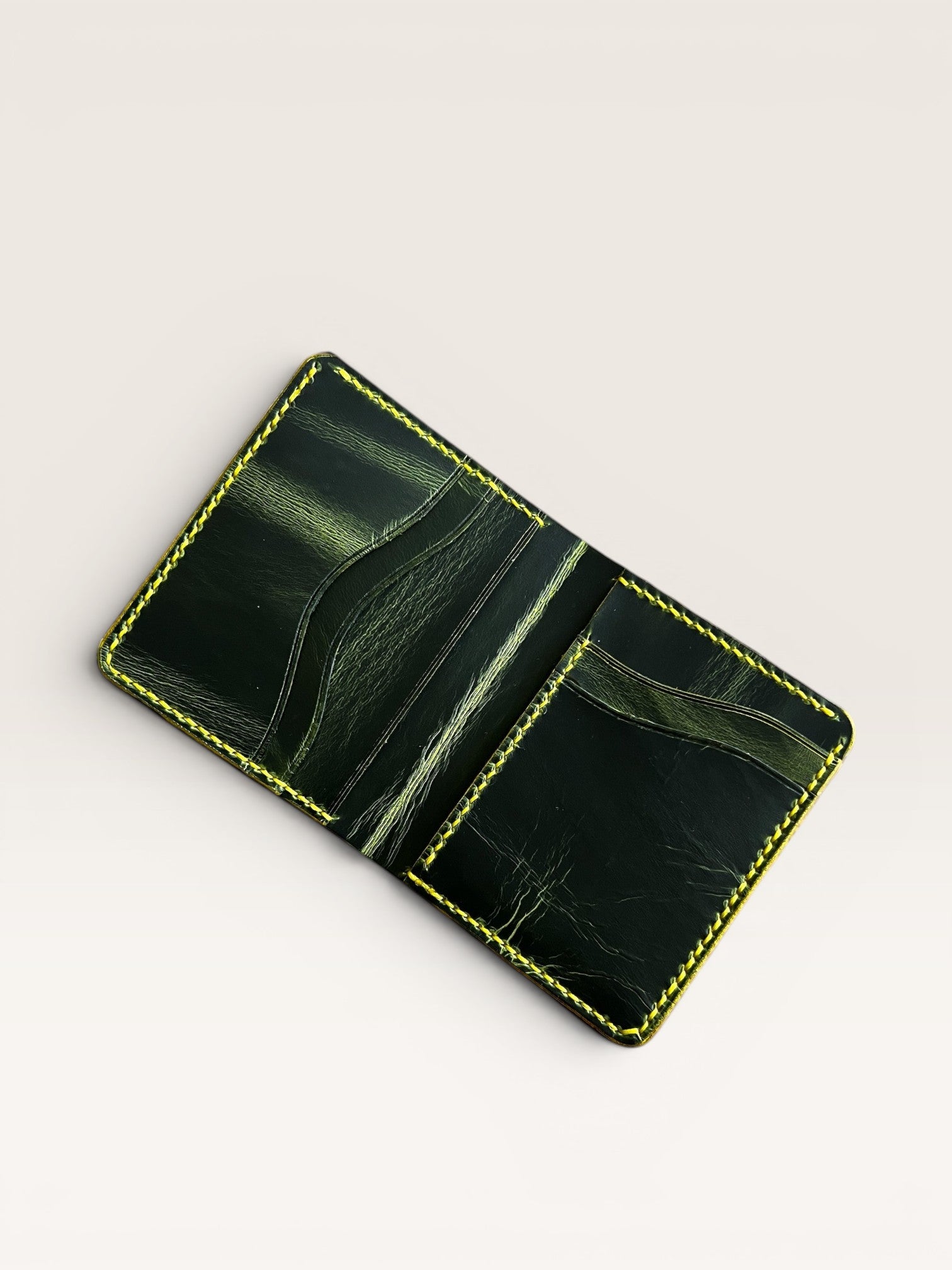 Safir Leather el yapımı, limon sarısı efektli, İtalyan derisi, minimalist cüzdan. Kart ve nakit için pratik.