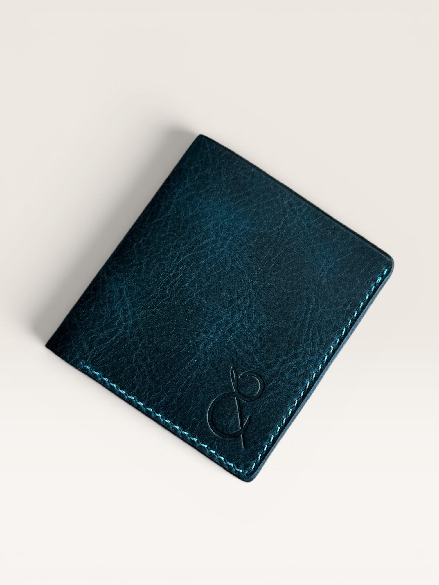 Safir Leather Babil model, özel renk İtalyan derisi, el yapımı, kapalıyken 10x8.5 cm boyutlarında, kart ve para bölmeli, sade ve şık tasarım cüzdan.