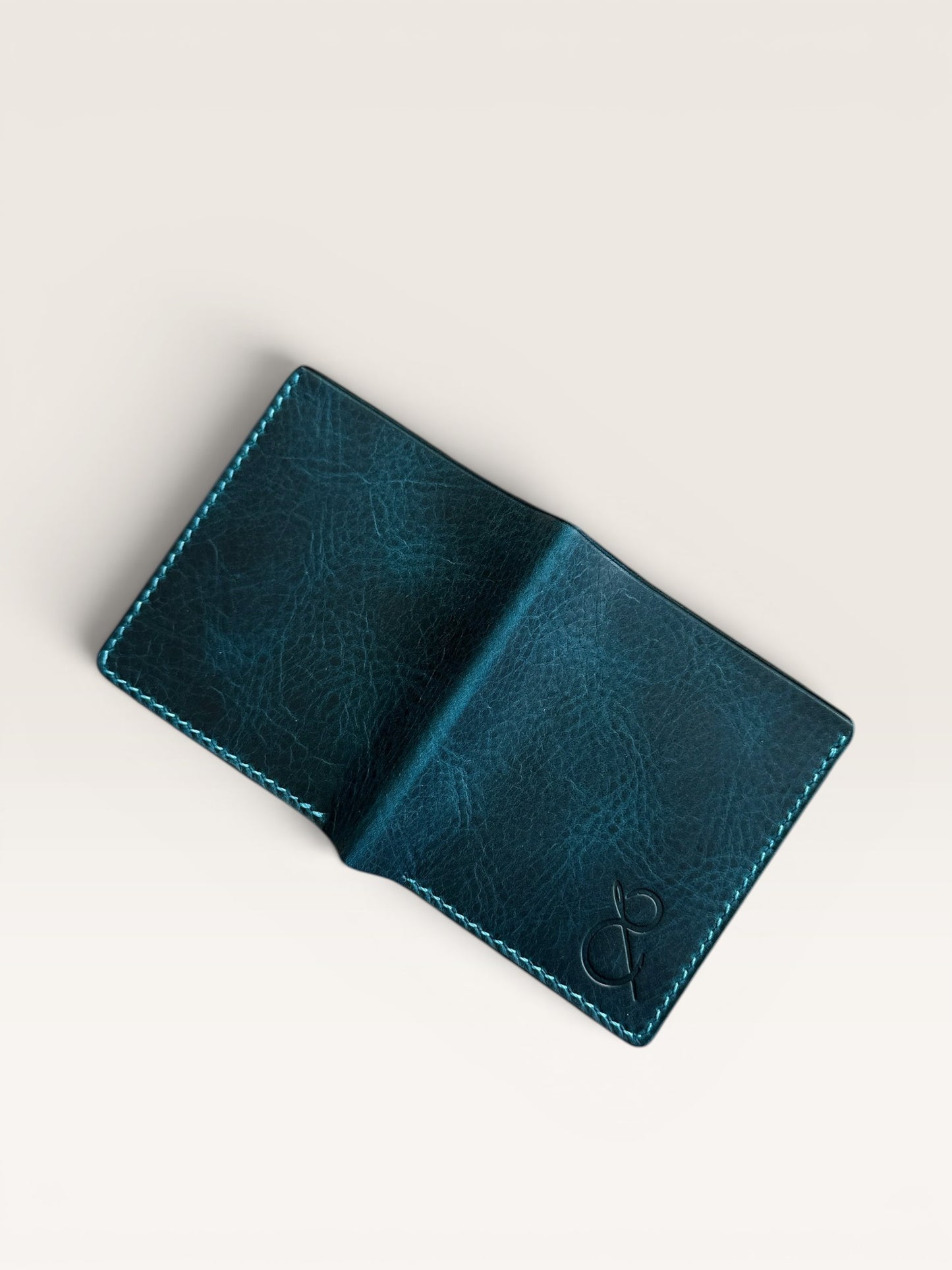 Safir Leather Babil model, özel petrol mavisi renkte, İtalyan derisinden el yapımı, minimalist cüzdan. 10x8.5 cm.