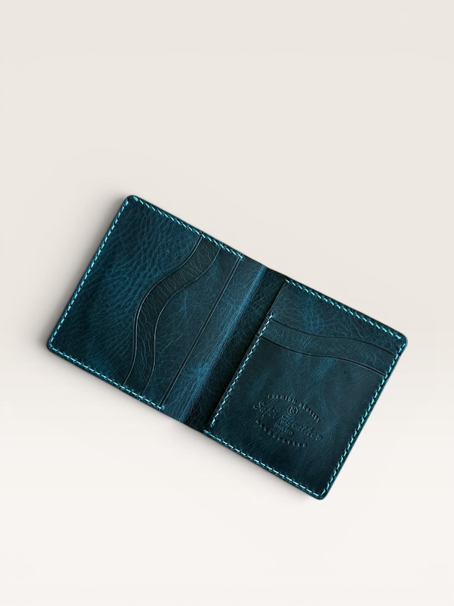 Safir Leather Babil model, özel petrol mavisi renkte, İtalyan derisinden el yapımı cüzdan. Kart ve para bölmeli, 10x8.5 cm.