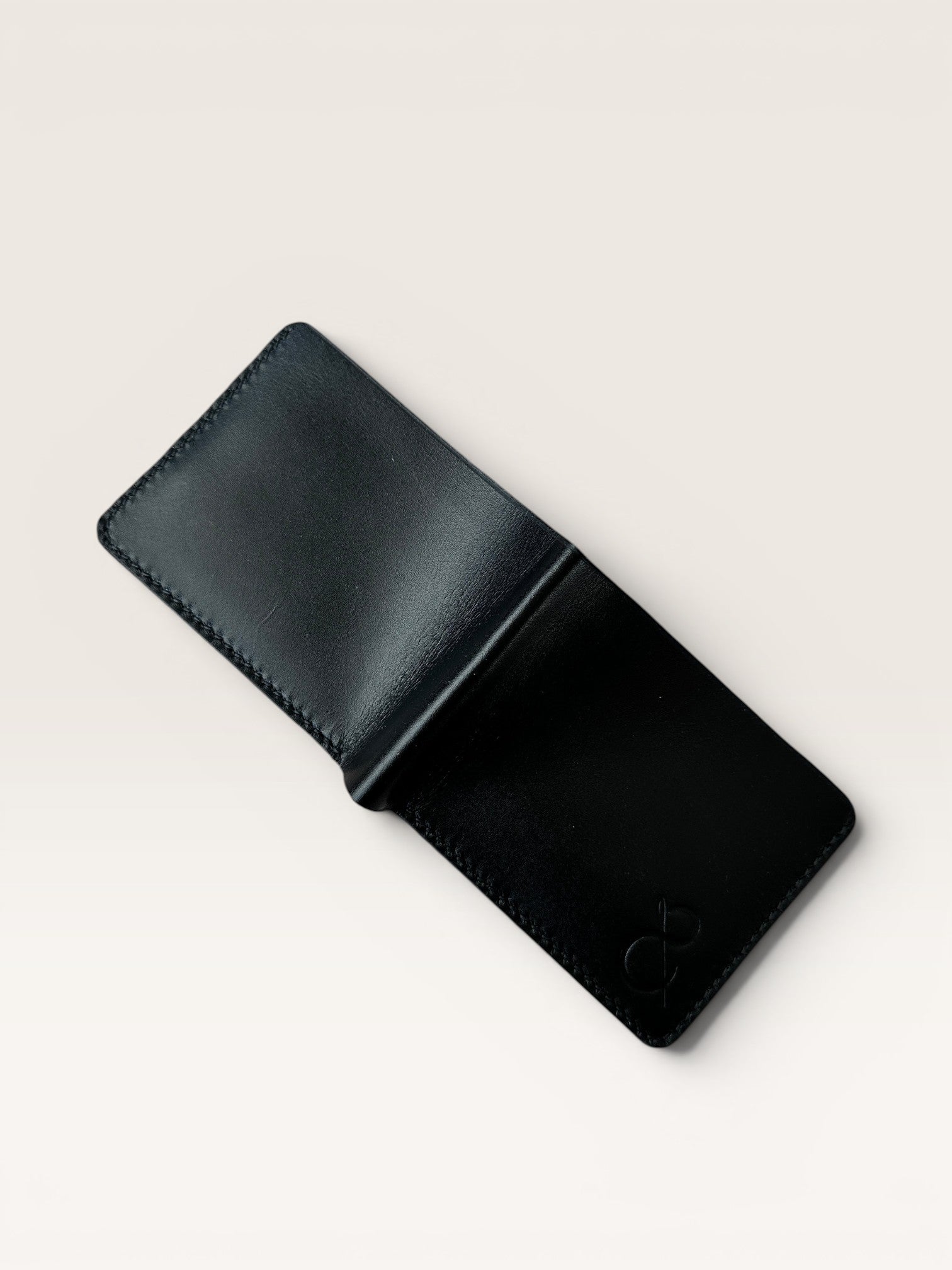 Safir Leather İtalyan deri siyah cüzdan, 8 kart bölmeli ve nakit para gözlü, zarif ve dayanıklı.