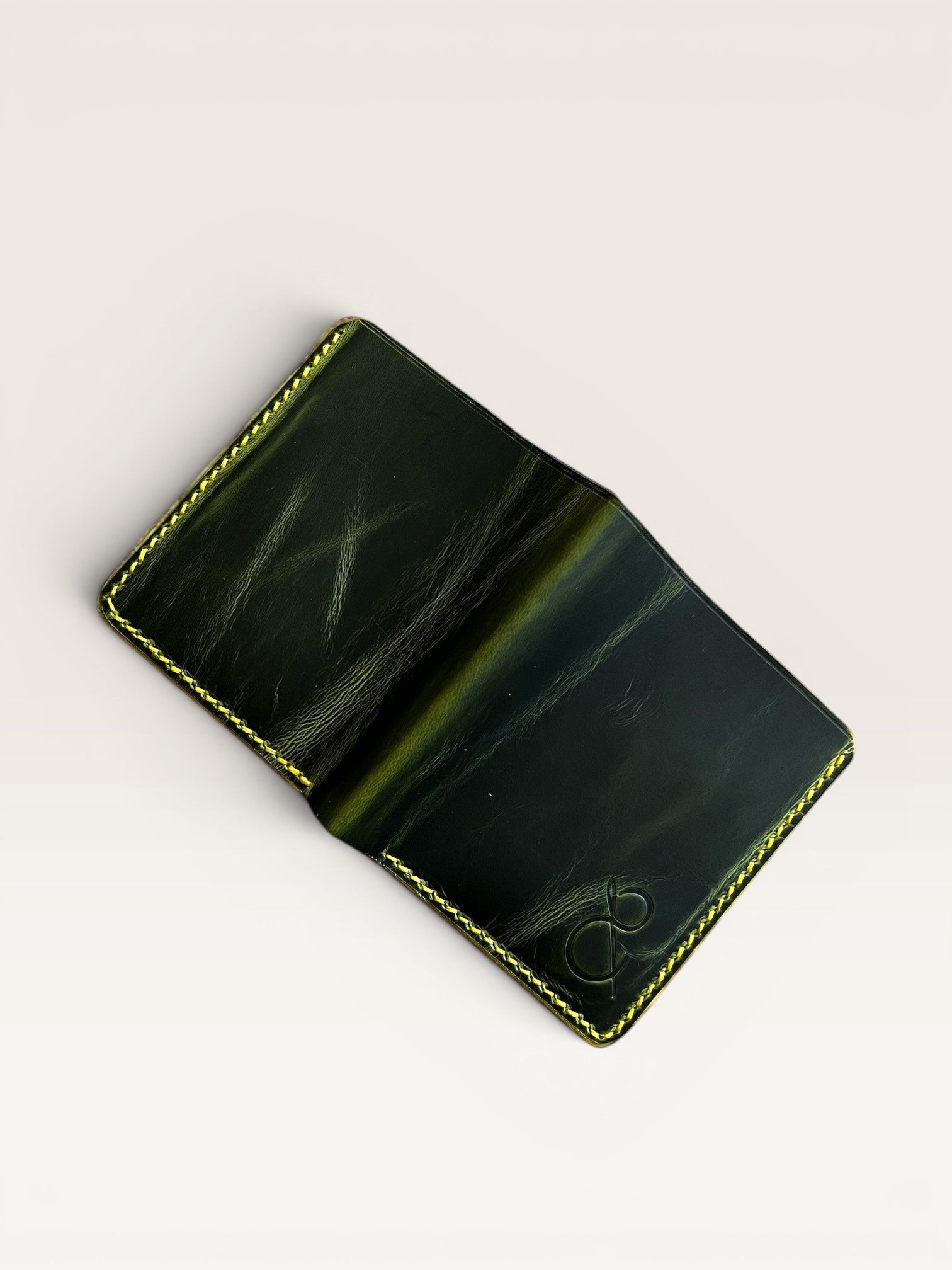 Safir Leather el yapımı, limon sarısı dikişli, yeşil-sarı efektli İtalyan deri cüzdan.