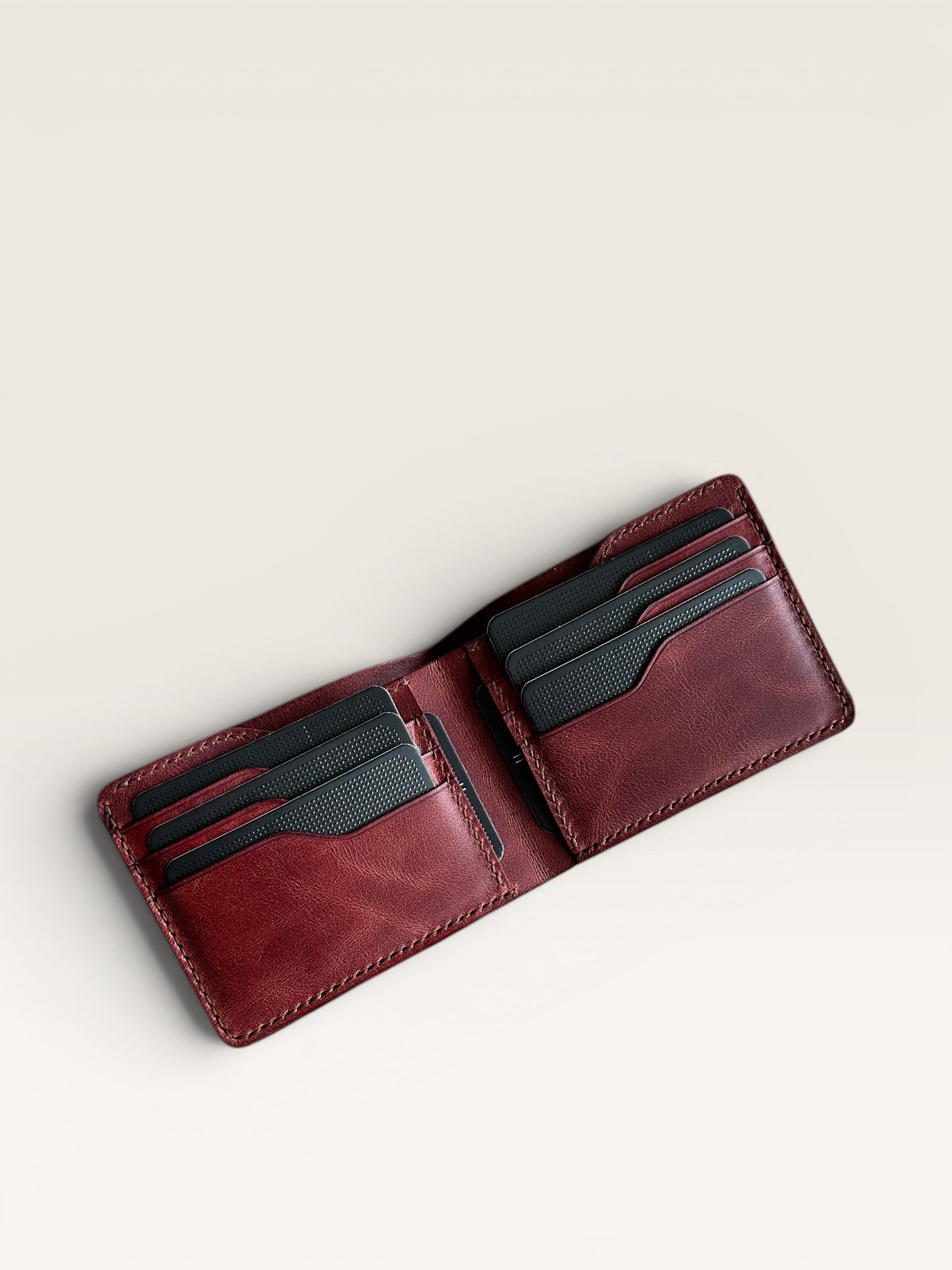 Safir Leather İtalyan deri cüzdan, kızıl kahve renginde, 8 kart bölmeli ve nakit para gözlü.