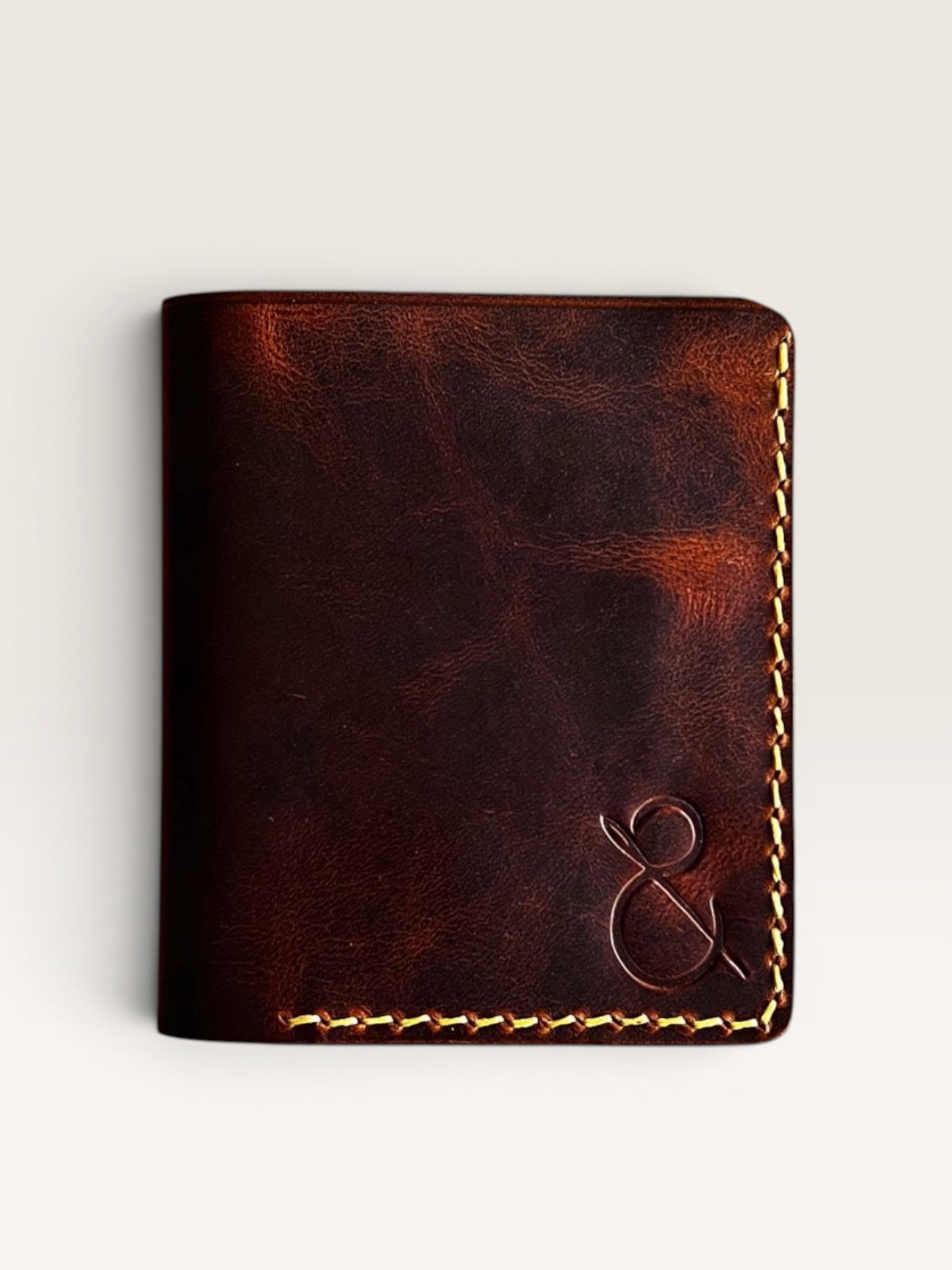 Safir Leather el yapımı, koyu kahverengi, hakiki deri, minimal cüzdan. Özel dikim ve kabartma ampersand detayı.