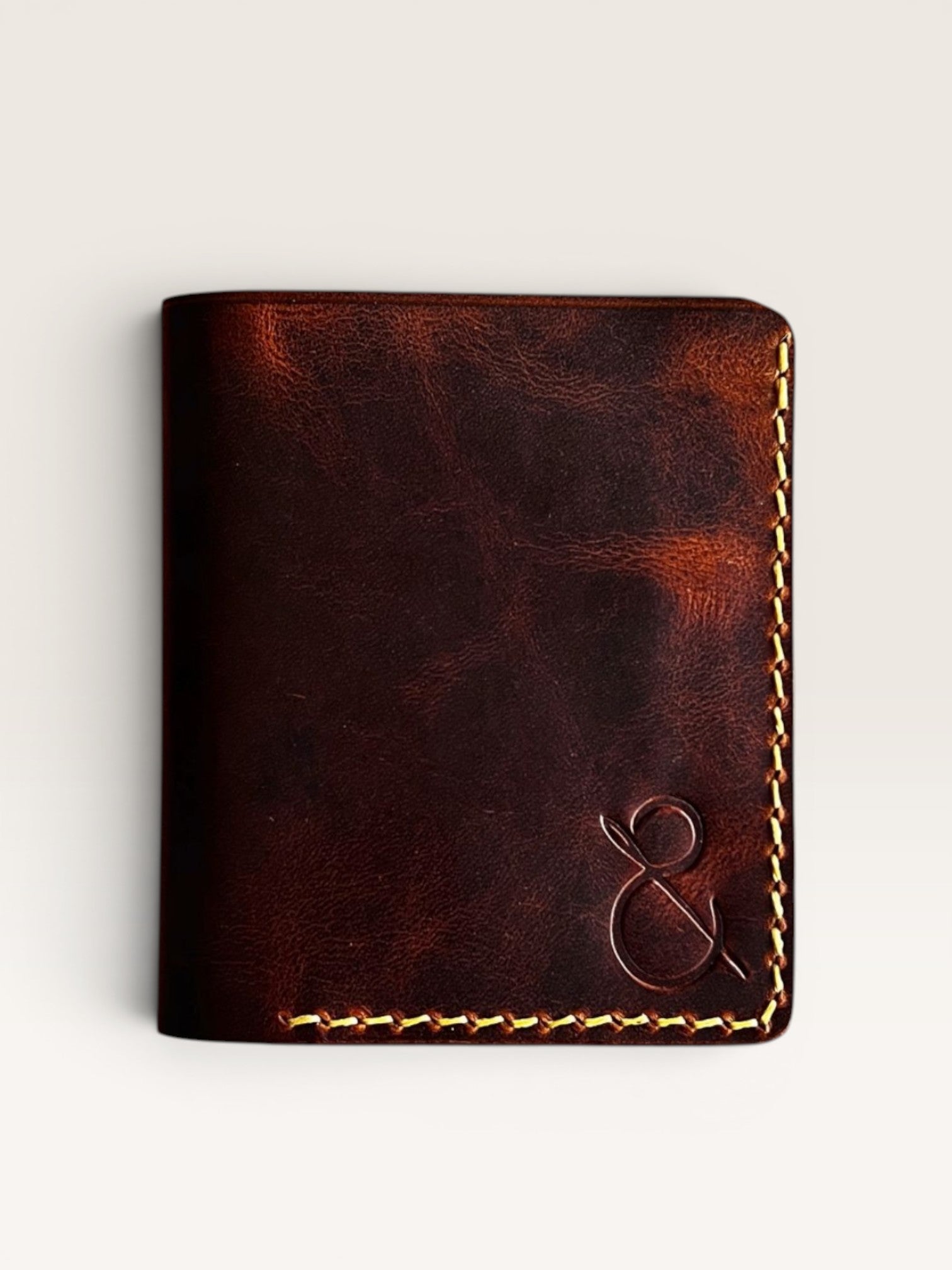 Safir Leather el yapımı, koyu kahverengi, hakiki deri, minimal cüzdan. Özel dikim ve kabartma ampersand detayı.