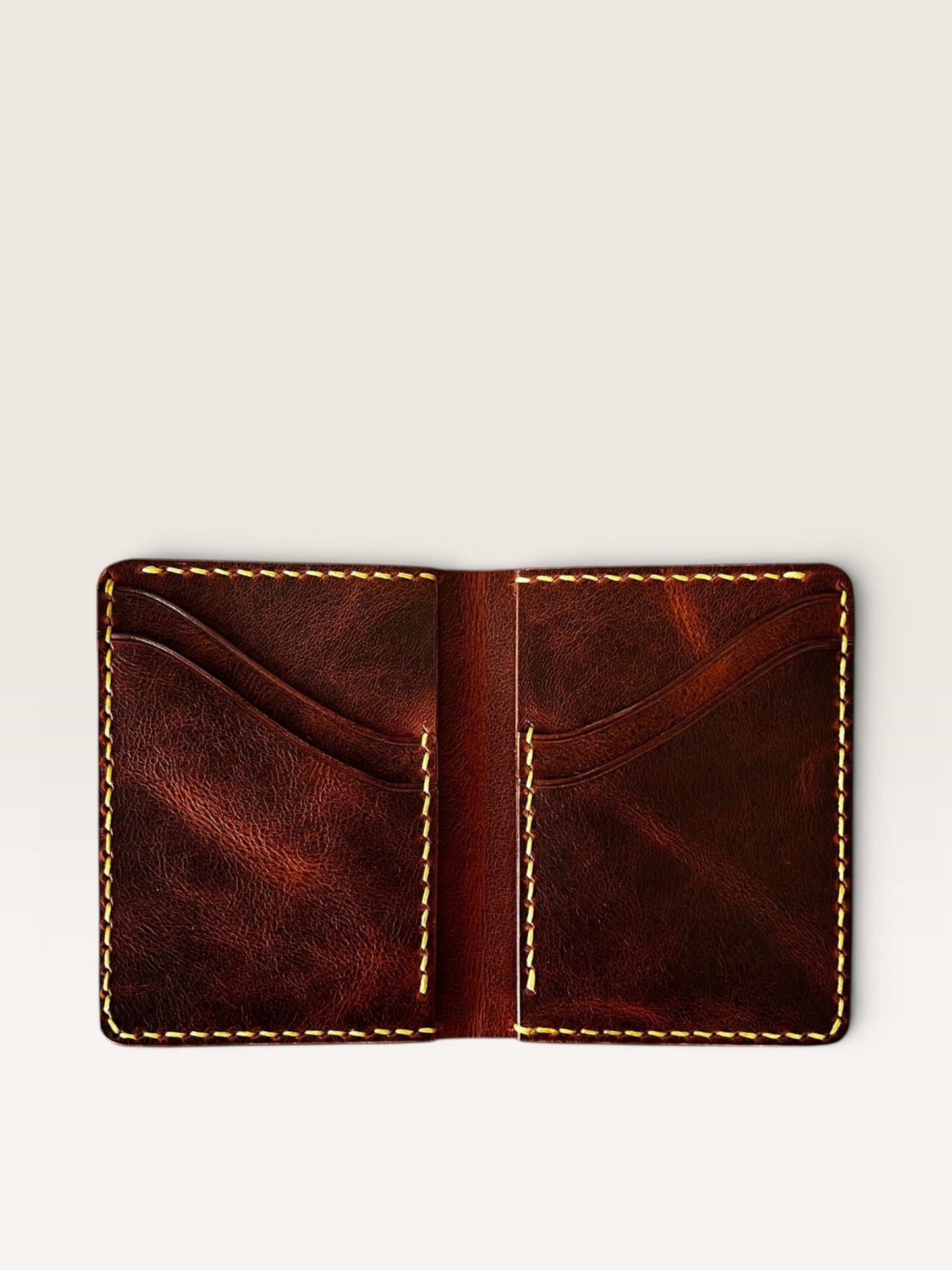 Safir Leather kahverengi hakiki deri, el yapımı, minimal tasarımlı Viking cüzdanı. 8.5x10.5 cm boyutlarında, 10-16 kart kapasiteli.