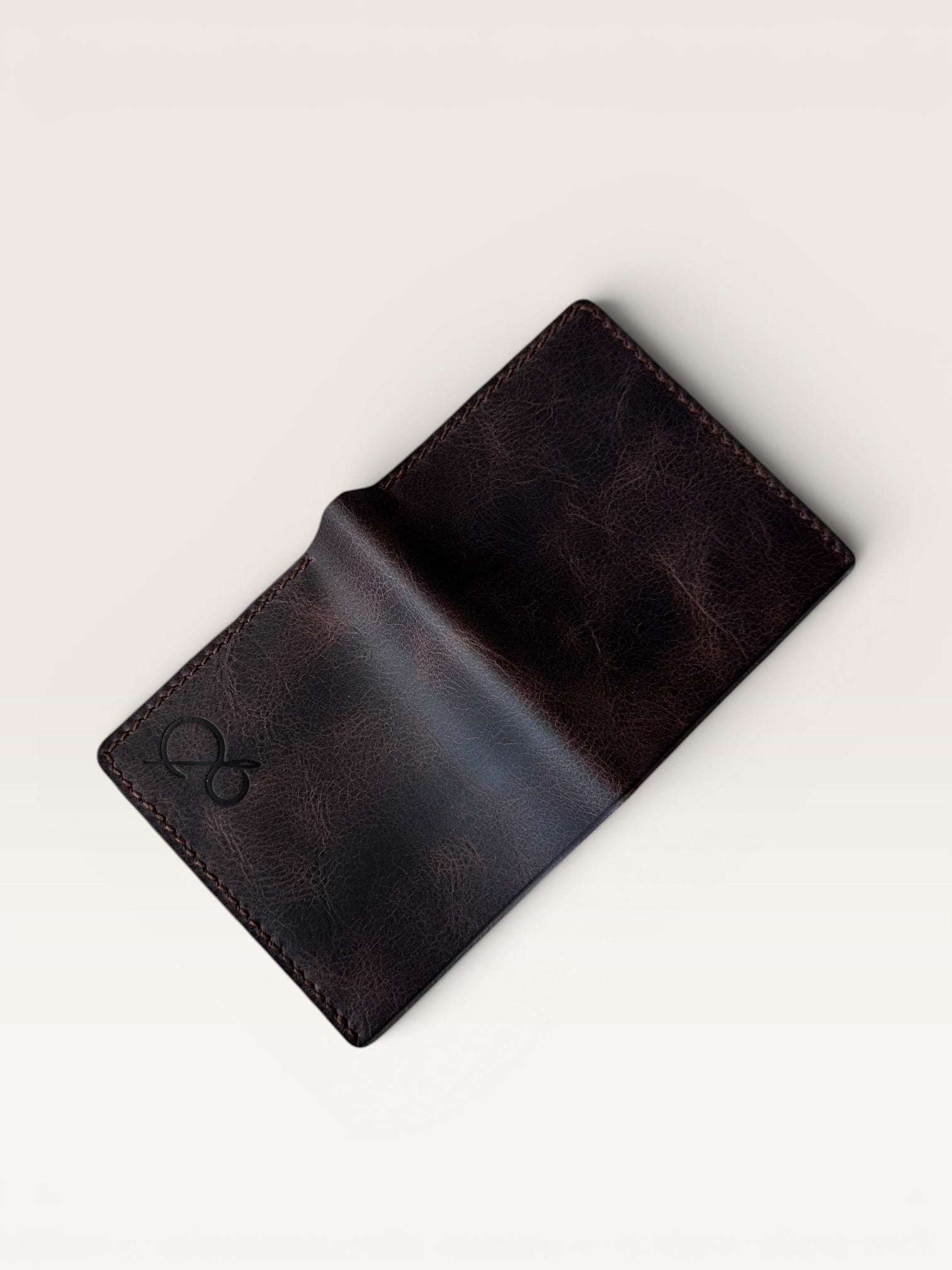 Safir Leather özel kahve hakiki deri erkek cüzdanı, 10x9 cm kapalı boyut, kart bölmeli, sade ve şık tasarım.