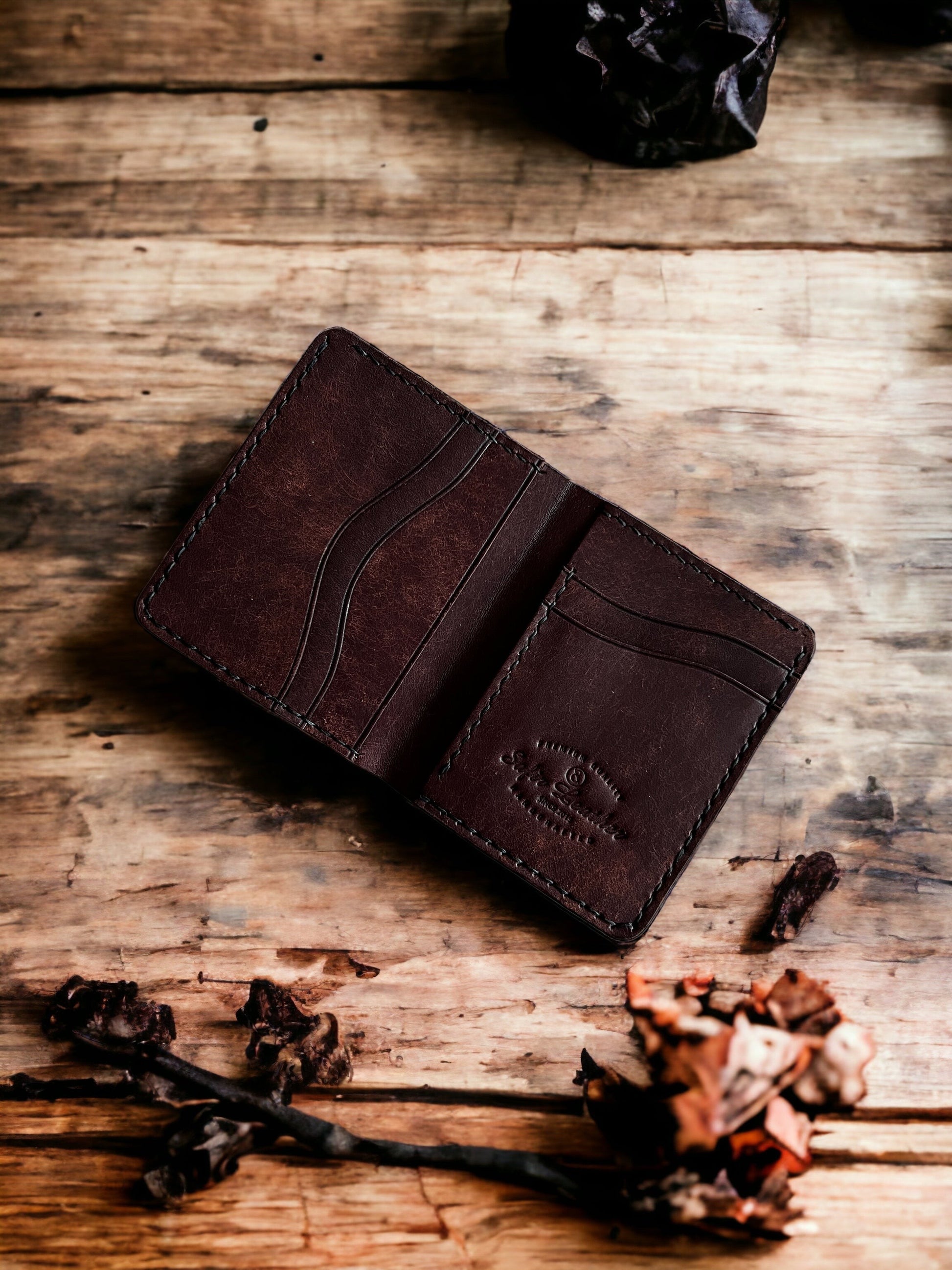 Safir Leather Babil Kahve Pueblo deri cüzdan, el yapımı, kahverengi, minimal tasarım, 6 kart kapasiteli, 10x8.5 cm.