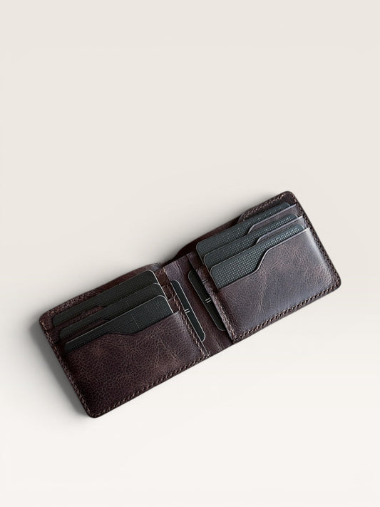 Safir Leather kahve rengi İtalyan deri cüzdan, 8 kart bölmeli ve nakit para gözlü, zarif ve dayanıklı.