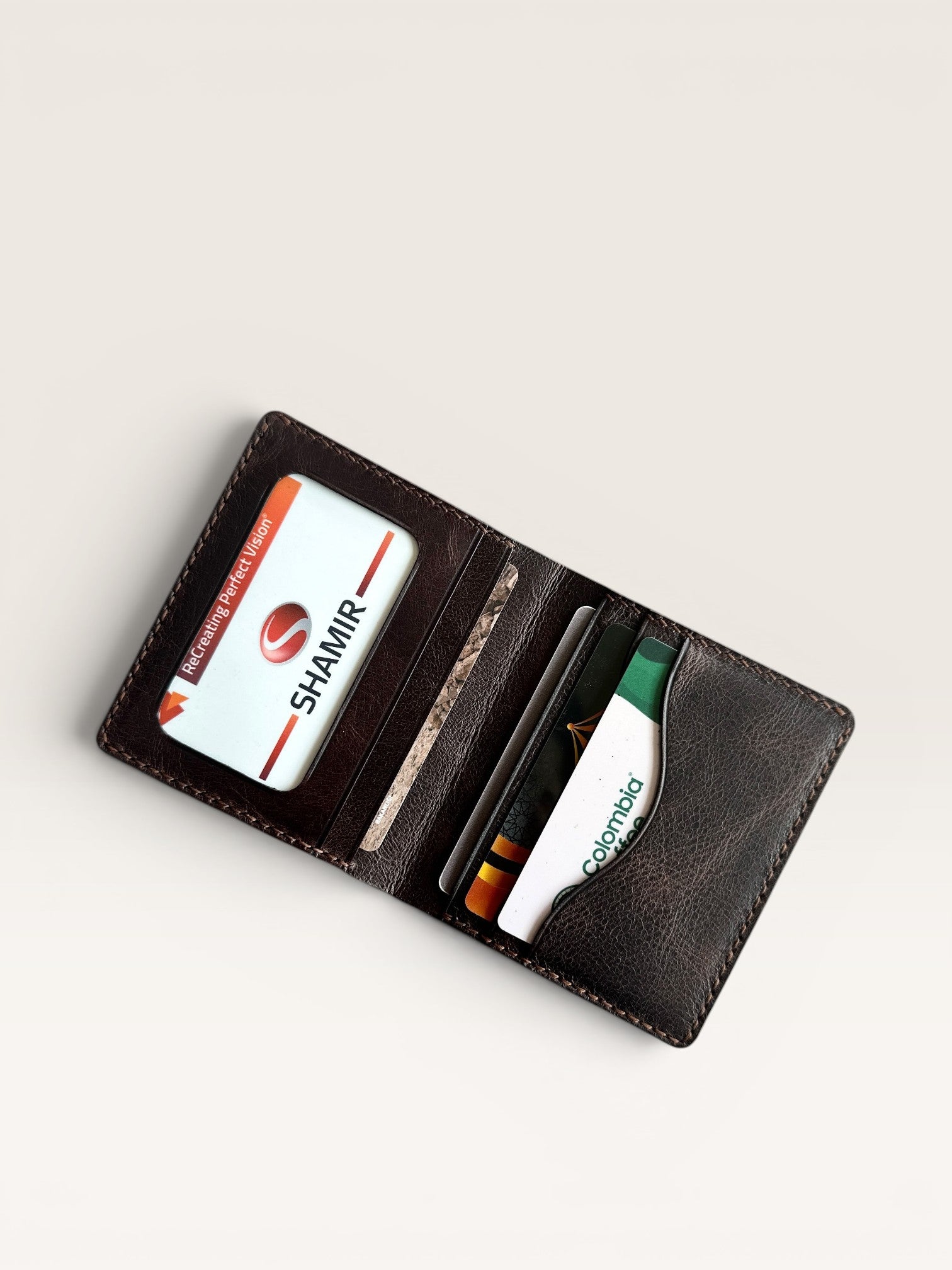 Safir Leather el yapımı kahve rengi İtalyan deri cüzdan, kart bölmeli ve şık tasarımlı.
