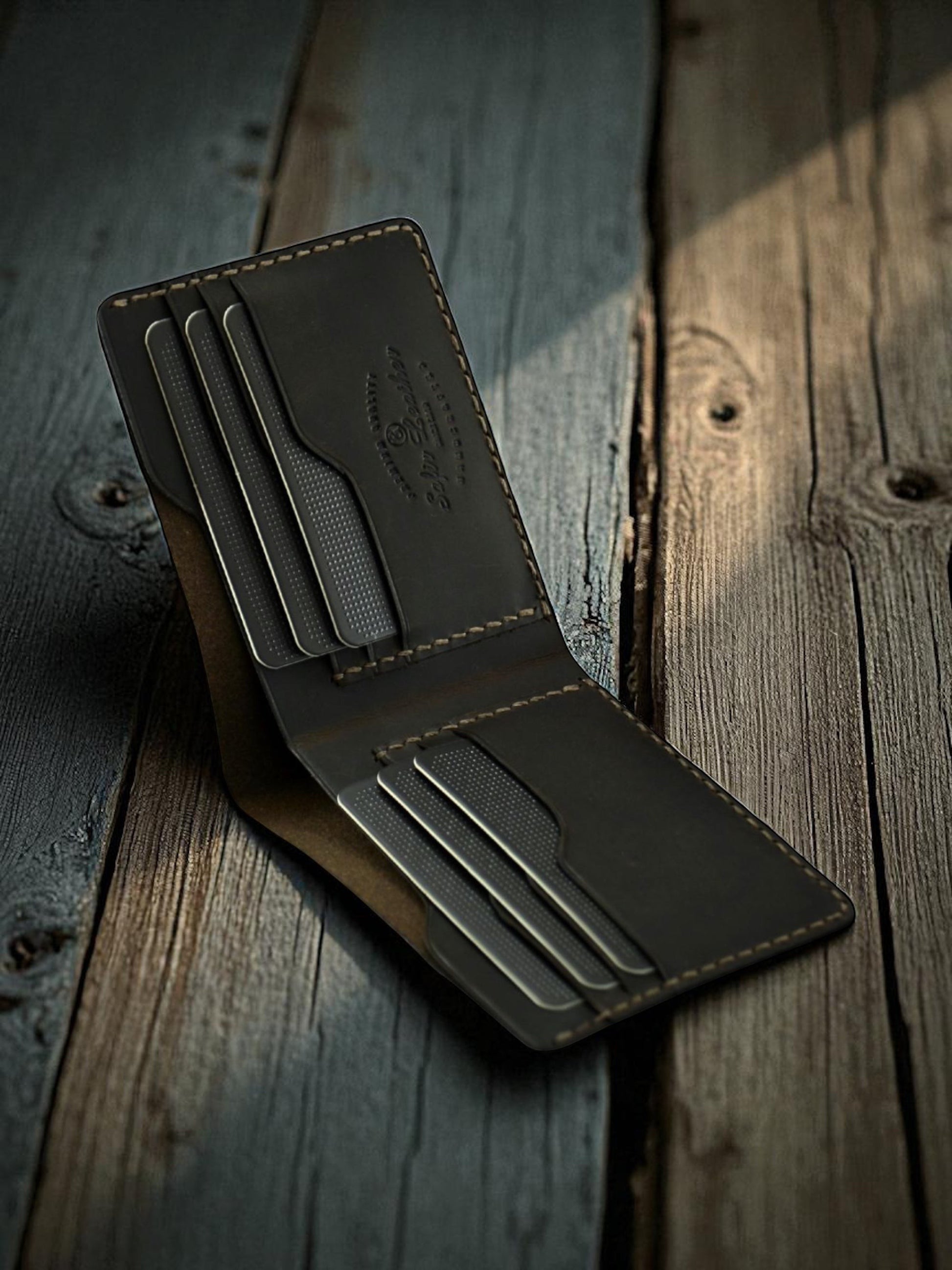 Safir Leather klasik kahverengi hakiki deri erkek cüzdanı, elde dikilmiş, minimal tasarım, 6 kart kapasiteli.