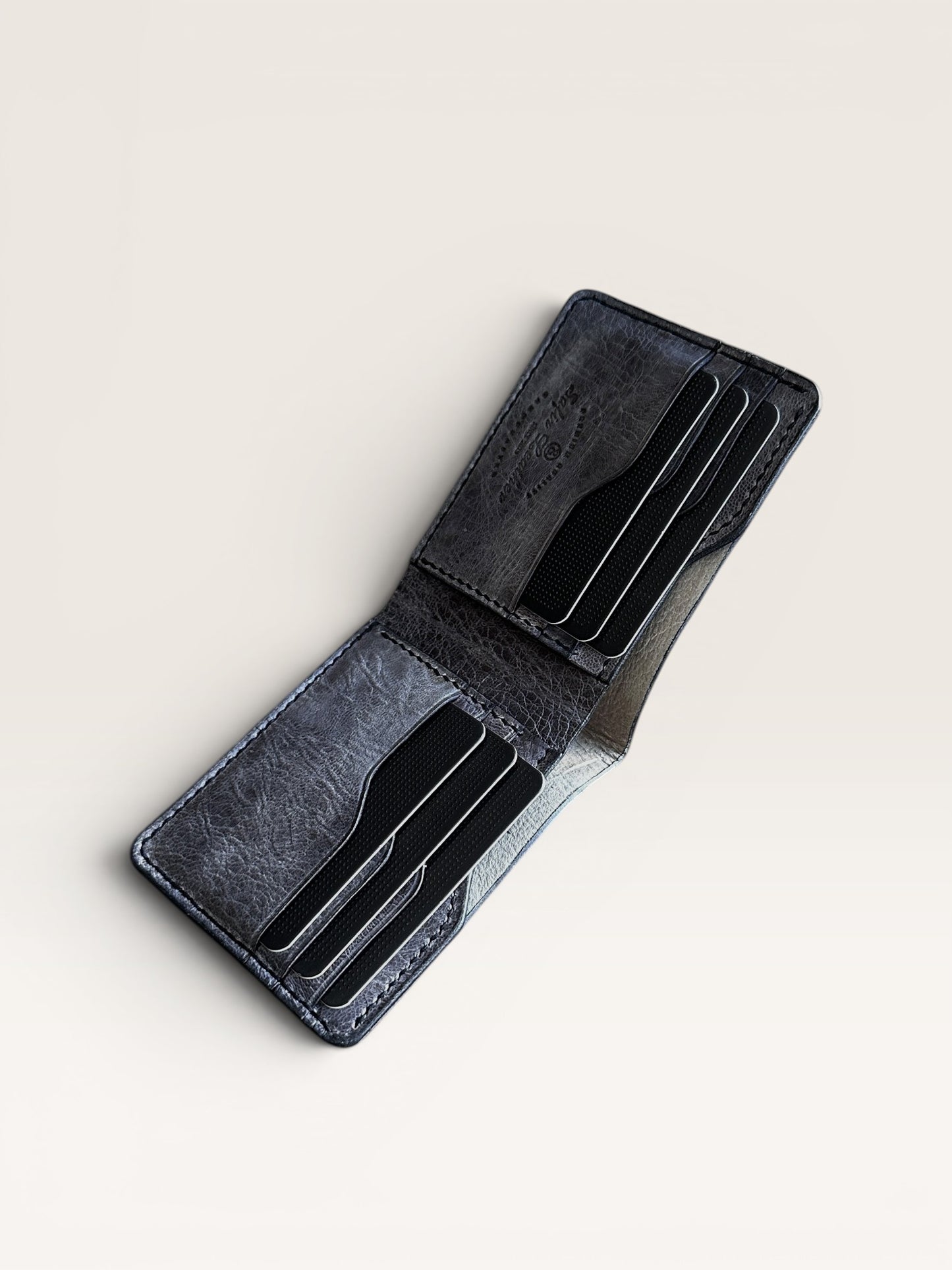 Safir Leather, kahve taba rengi İtalyan derisinden yapılmış, 8 kart bölmeli ve nakit para gözlü, zarif ve dayanıklı erkek cüzdanı.