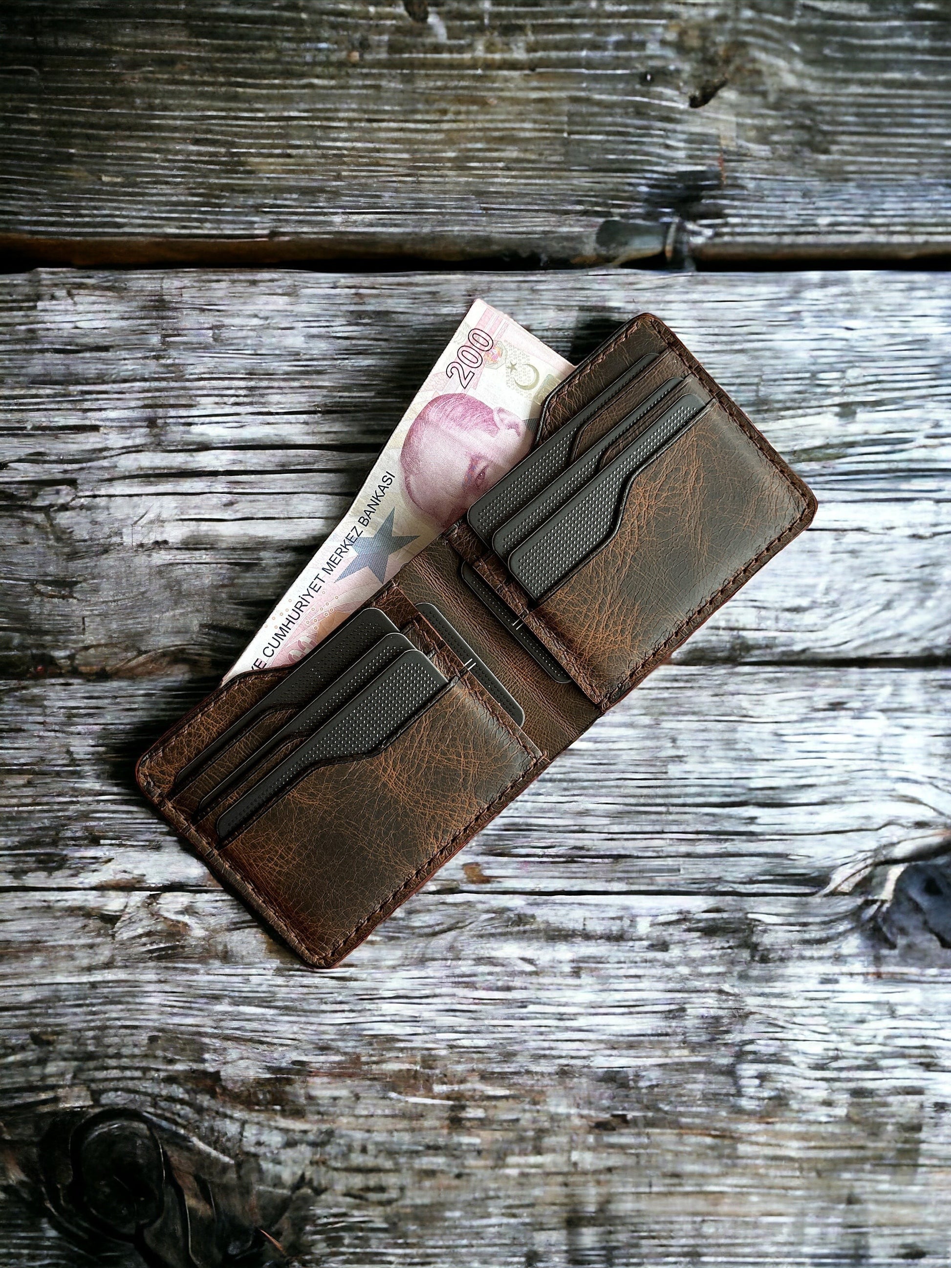 Safir Leather Kahve Taba rengi, 8 kart bölmeli, İtalyan deri erkek cüzdanı. Nakit para bölmesi ve zarif dikiş detayları.