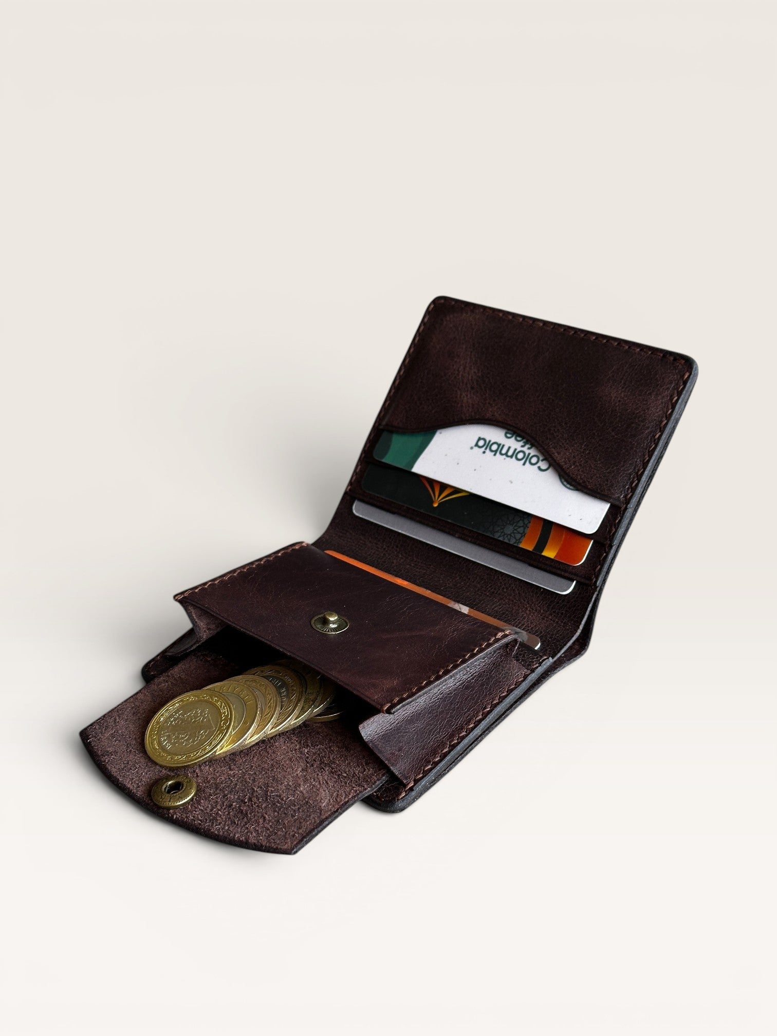 Safir Leather el yapımı kahve rengi İtalyan deri cüzdan, bozuk para bölmeli ve kartlık özellikli.